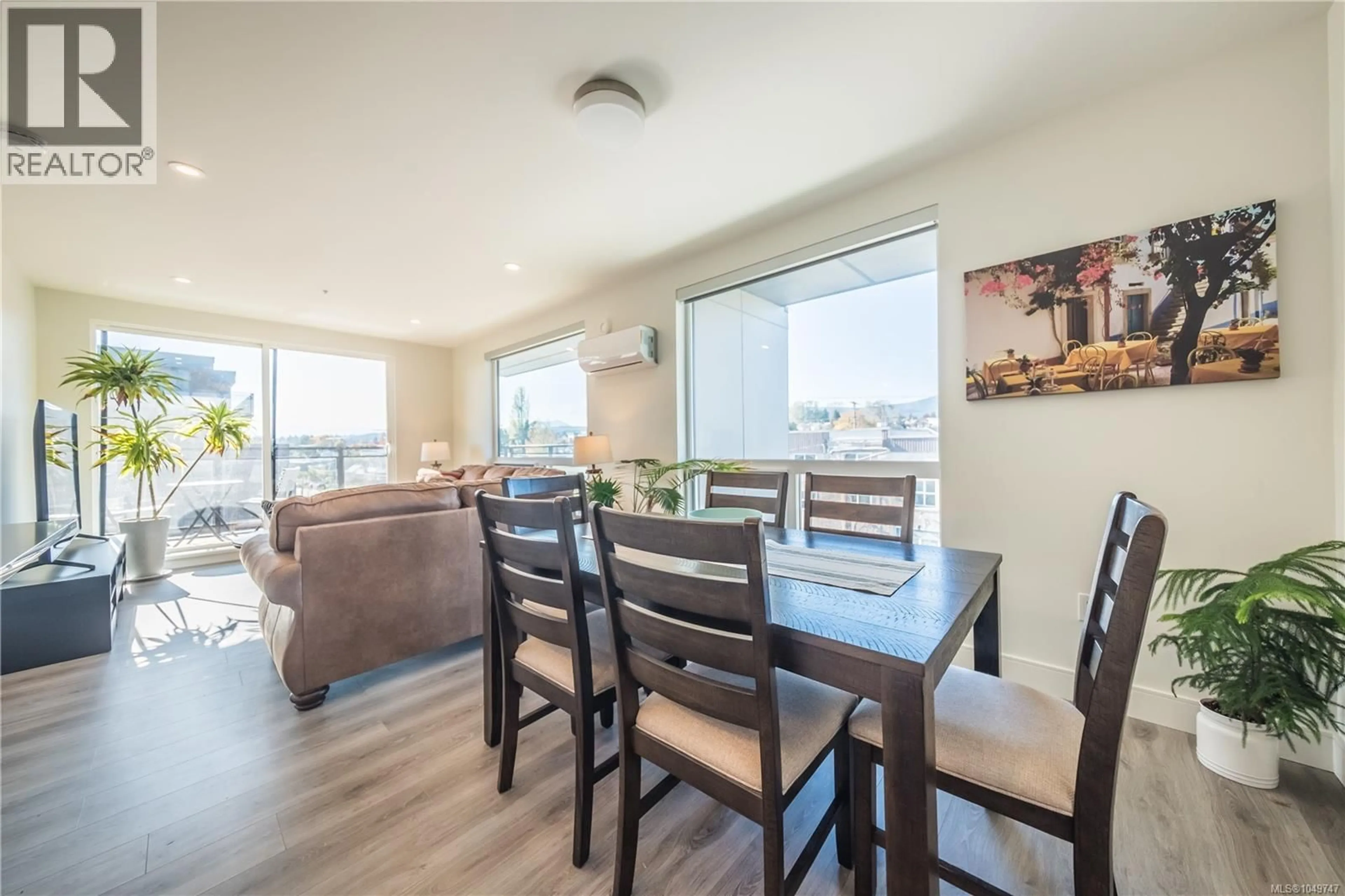 Dining room, wood/laminate floor for 407 - 119 HALIBURTON STREET, Nanaimo British Columbia V9R4V8