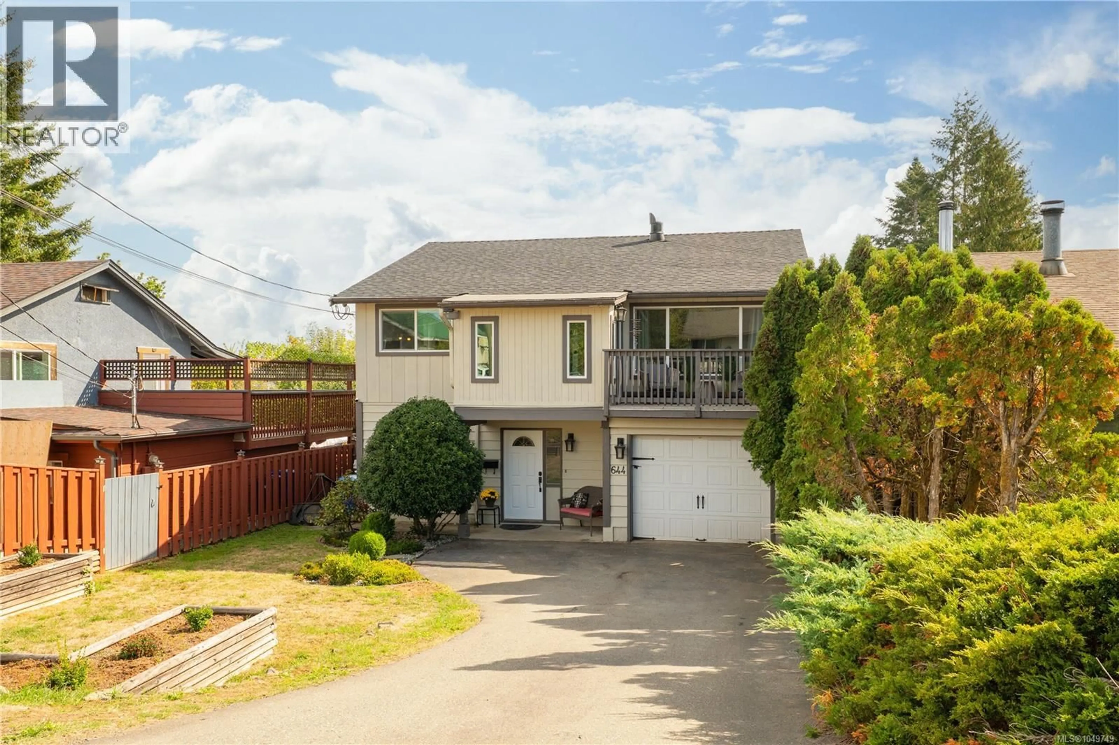 A pic from outside/outdoor area/front of a property/back of a property/a pic from drone, street for 644 HAMILTON AVENUE, Nanaimo British Columbia V9R4G4