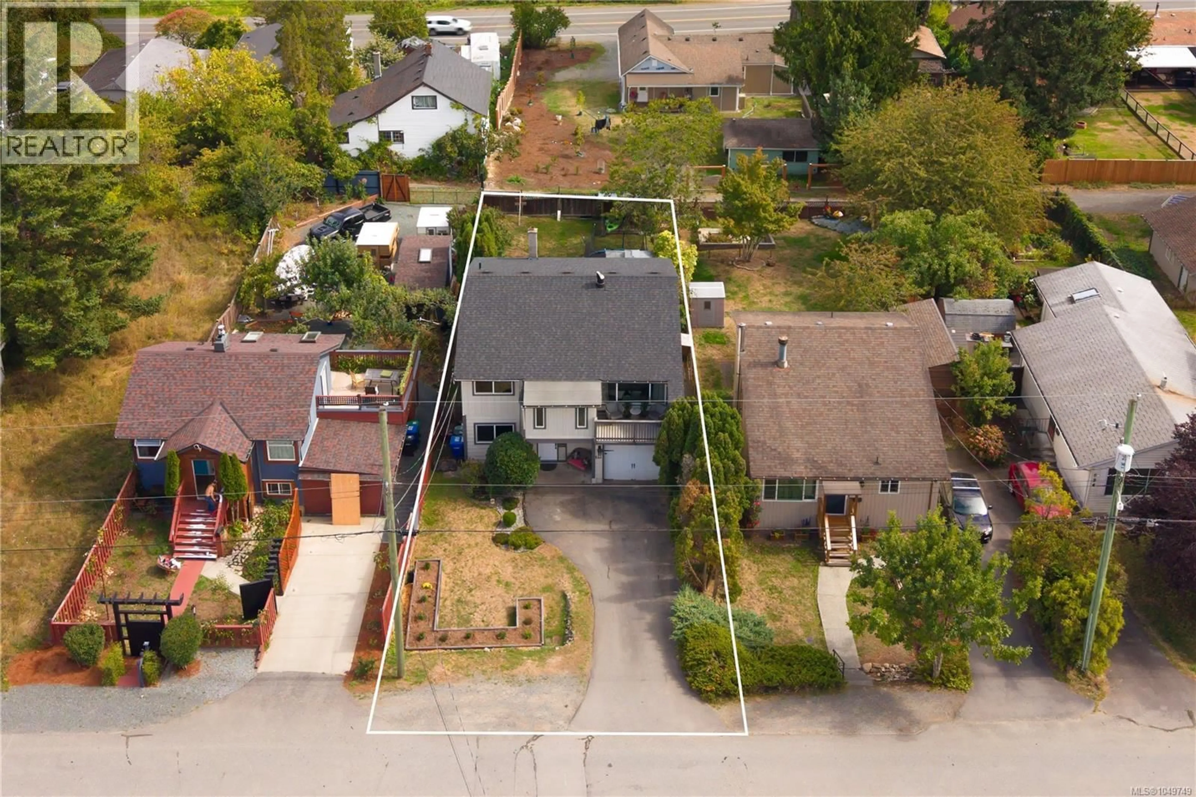 A pic from outside/outdoor area/front of a property/back of a property/a pic from drone, street for 644 HAMILTON AVENUE, Nanaimo British Columbia V9R4G4