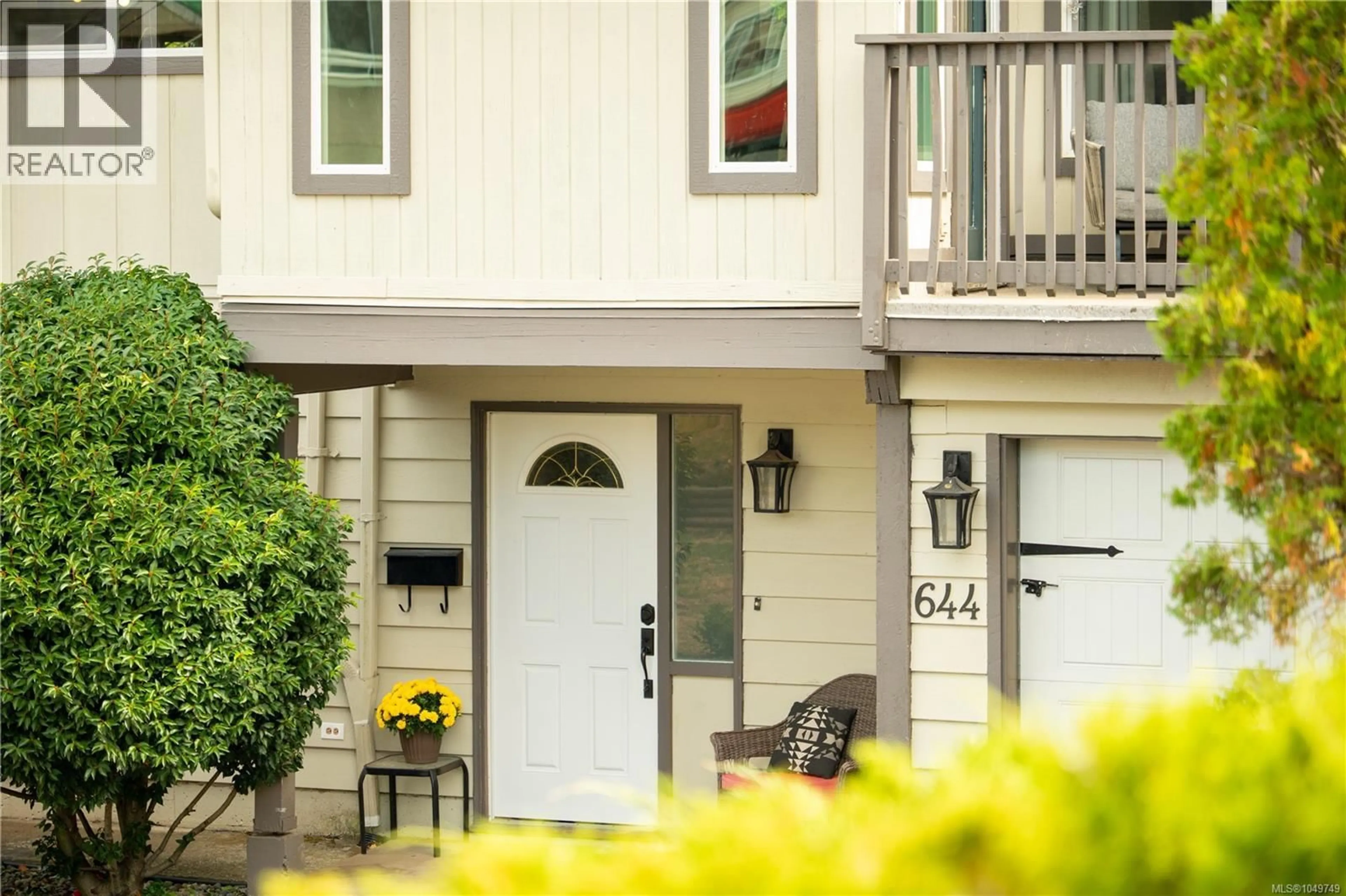 Home with vinyl exterior material, street for 644 HAMILTON AVENUE, Nanaimo British Columbia V9R4G4