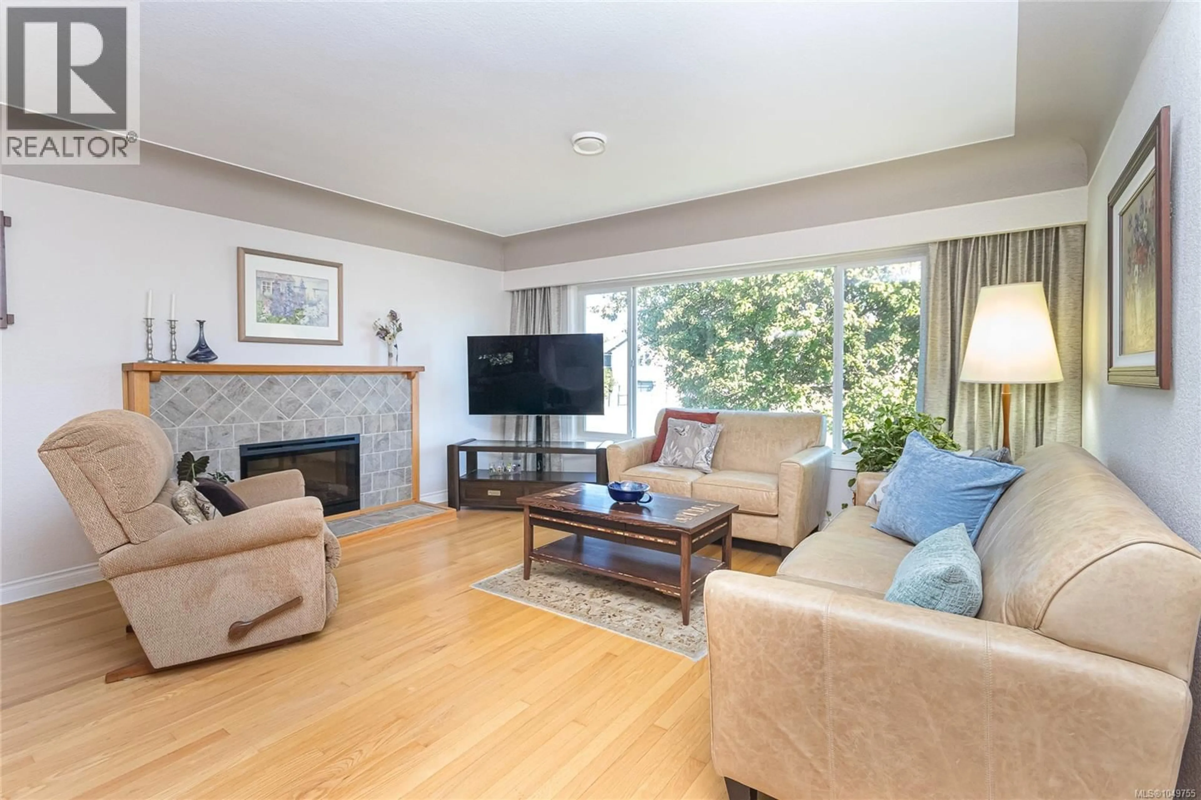 Living room with furniture, wood/laminate floor for 1937 NEWTON STREET, Saanich British Columbia V8R2R5