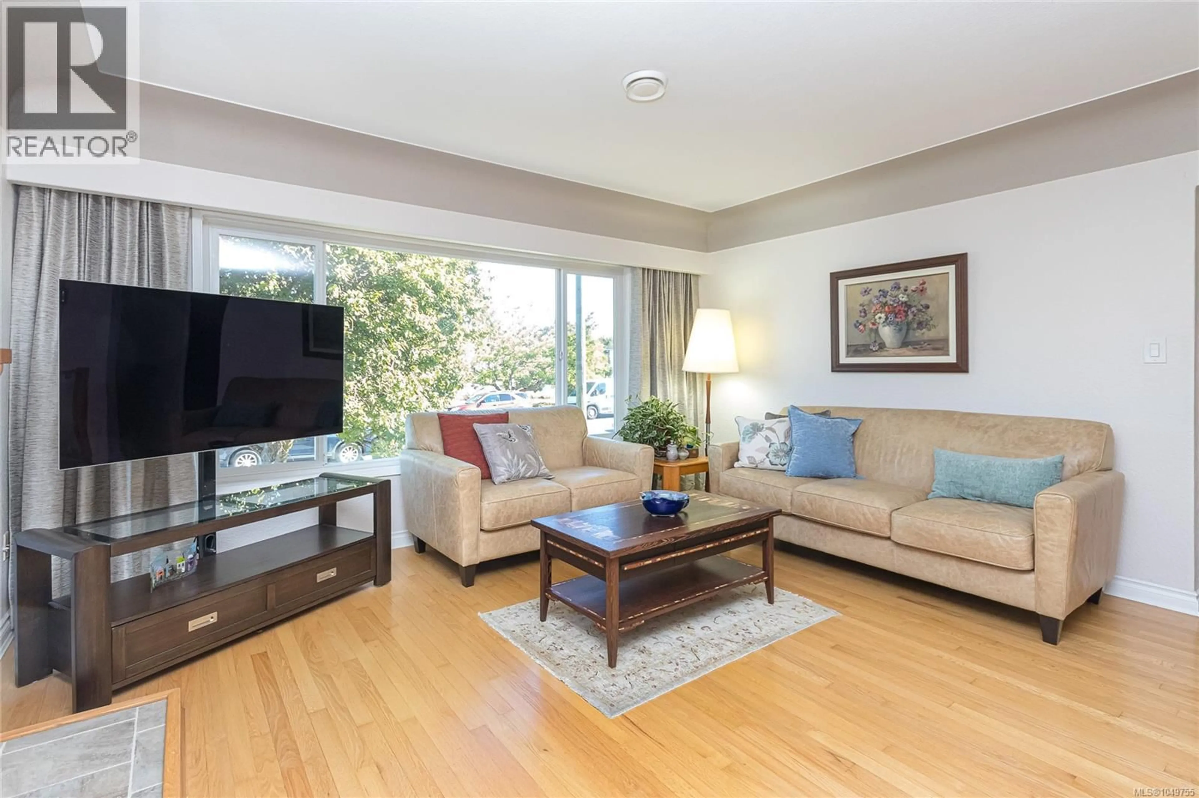Living room with furniture, wood/laminate floor for 1937 NEWTON STREET, Saanich British Columbia V8R2R5