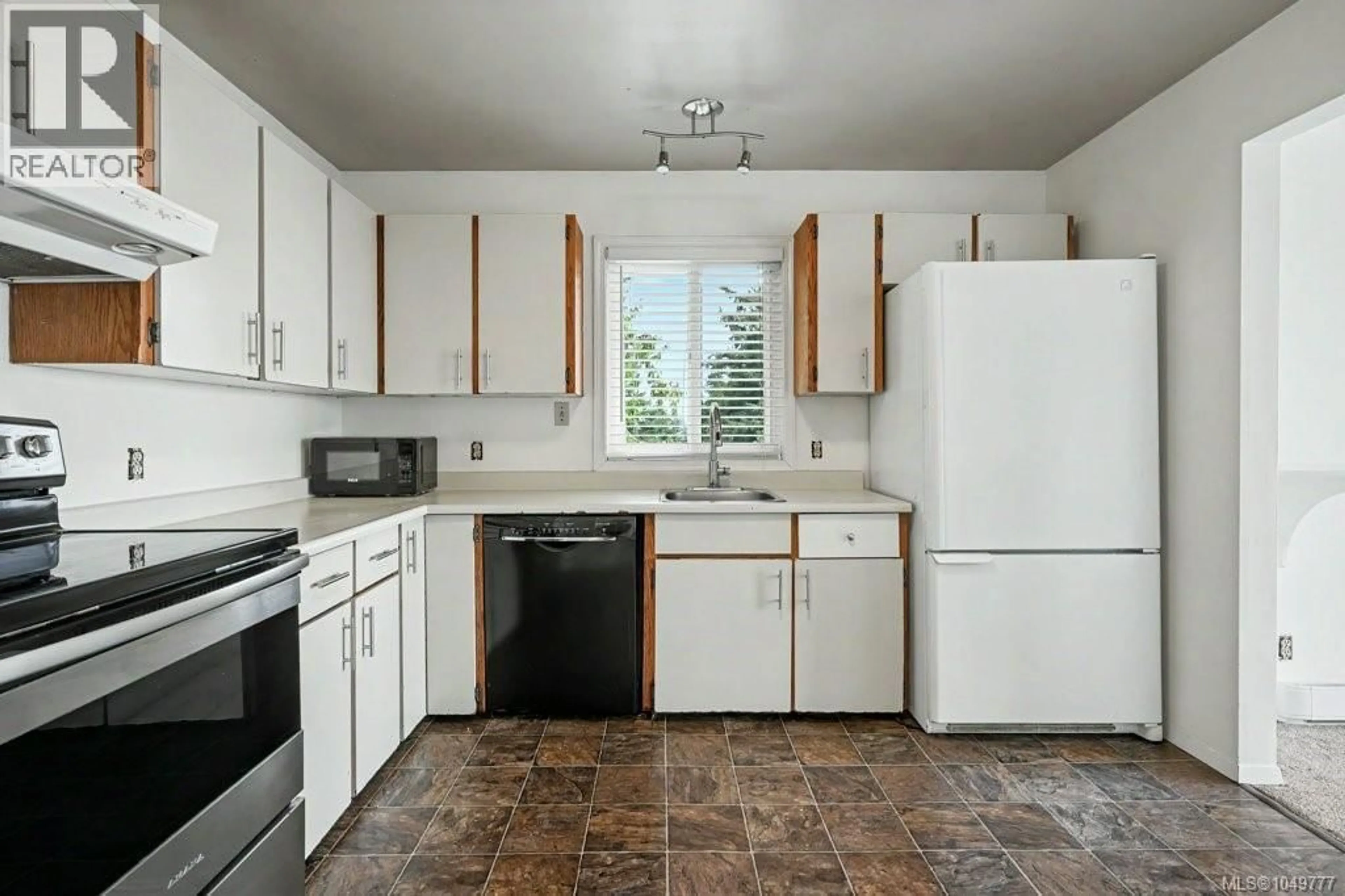 Standard kitchen, ceramic/tile floor for A - 3370 FULTON ROAD, Colwood British Columbia V9C2T9