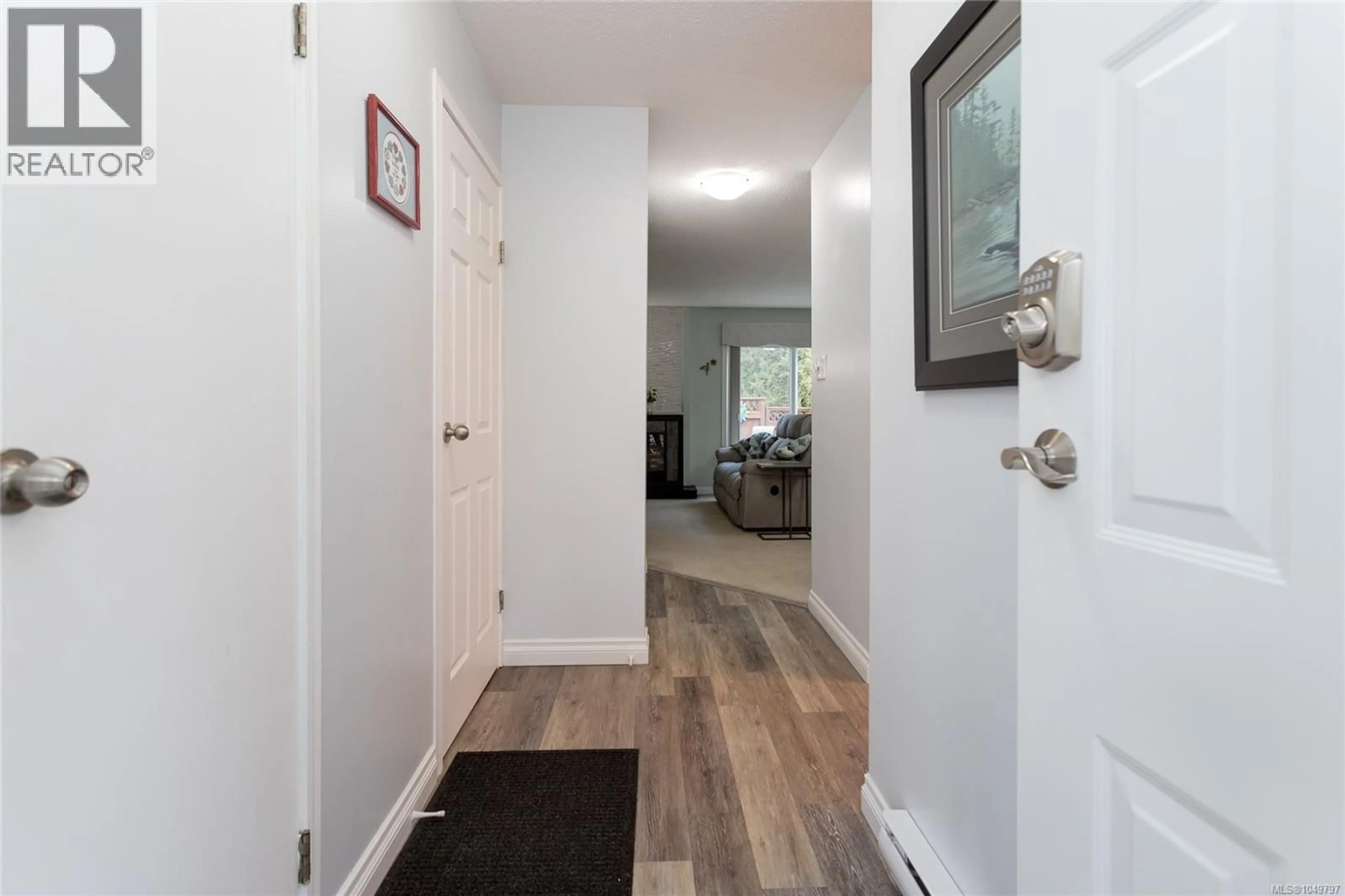 Indoor entryway for 904 - 640 BROADWAY STREET, Saanich British Columbia V8Z2G4