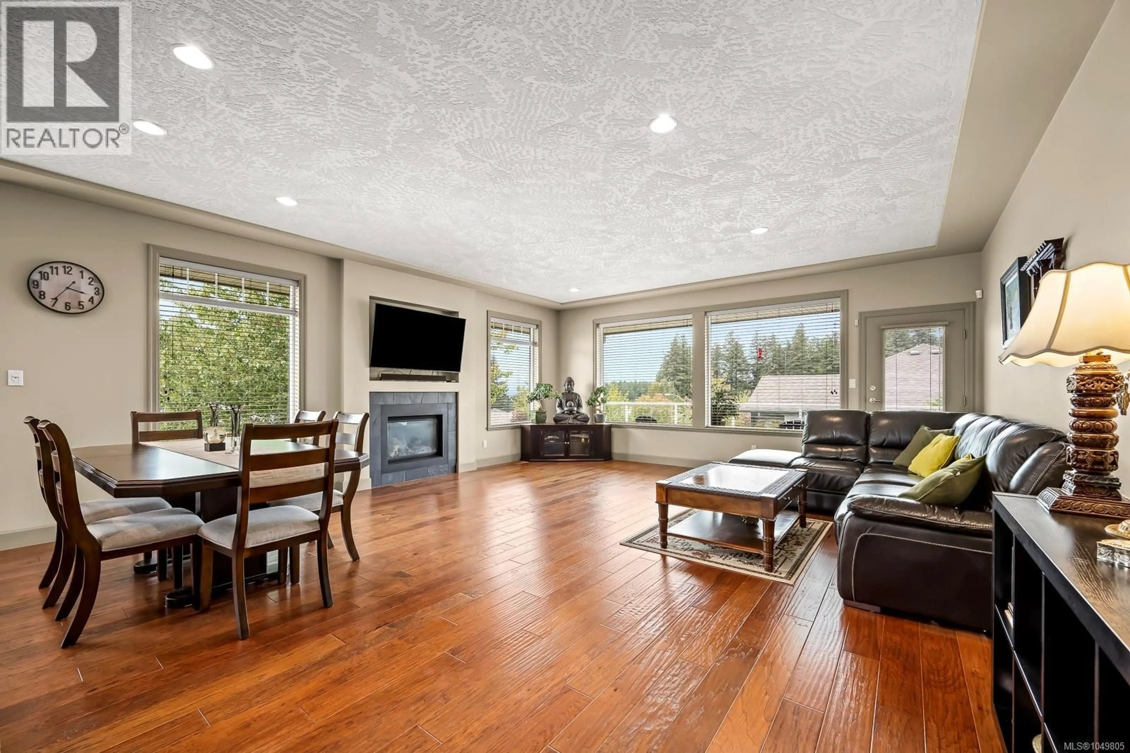 Living room with furniture, wood/laminate floor for 570 SPITFIRE DRIVE, Comox British Columbia V9M0A1