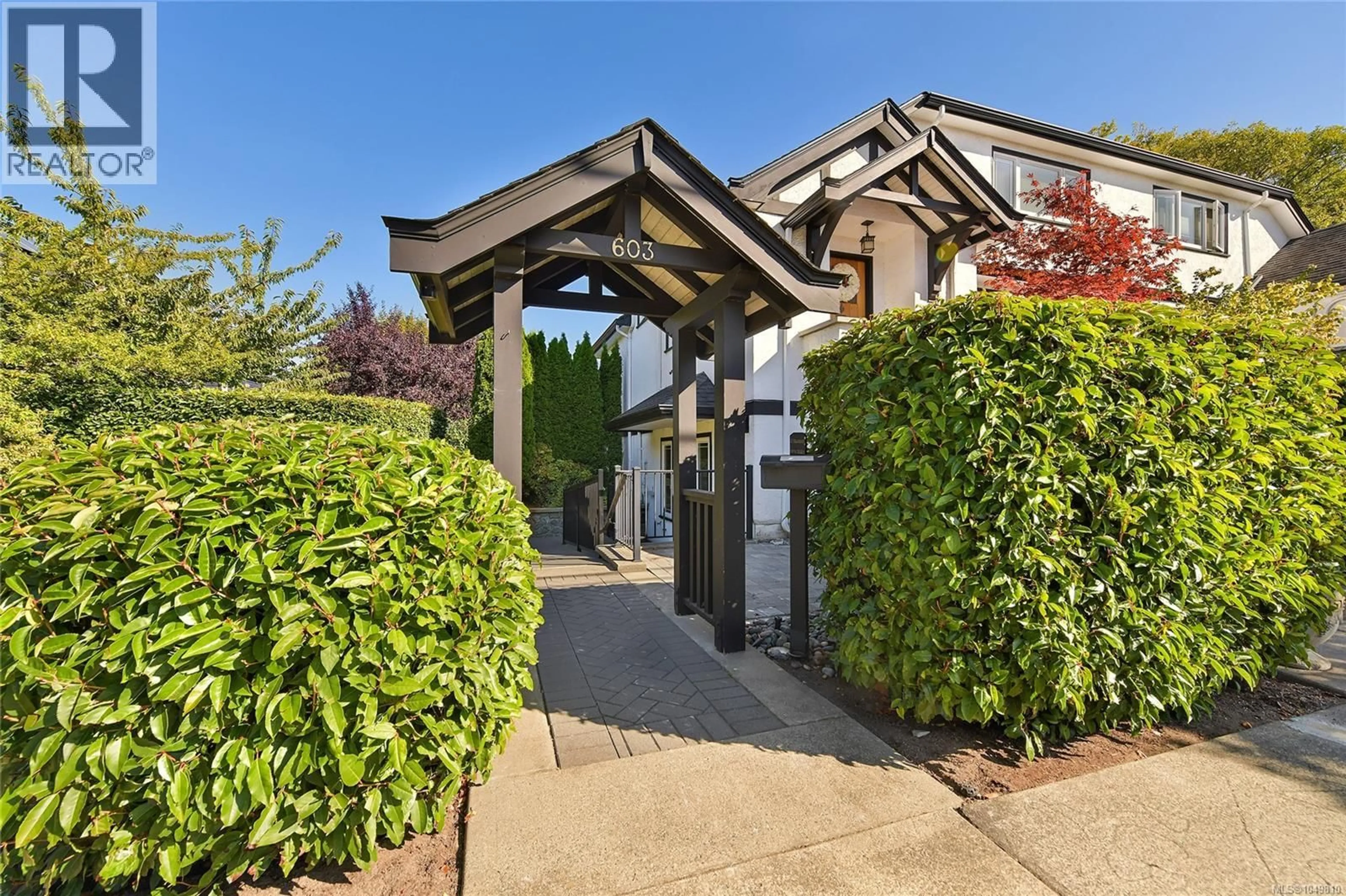 Indoor entryway for 603 MOSS STREET, Victoria British Columbia V8V4N7