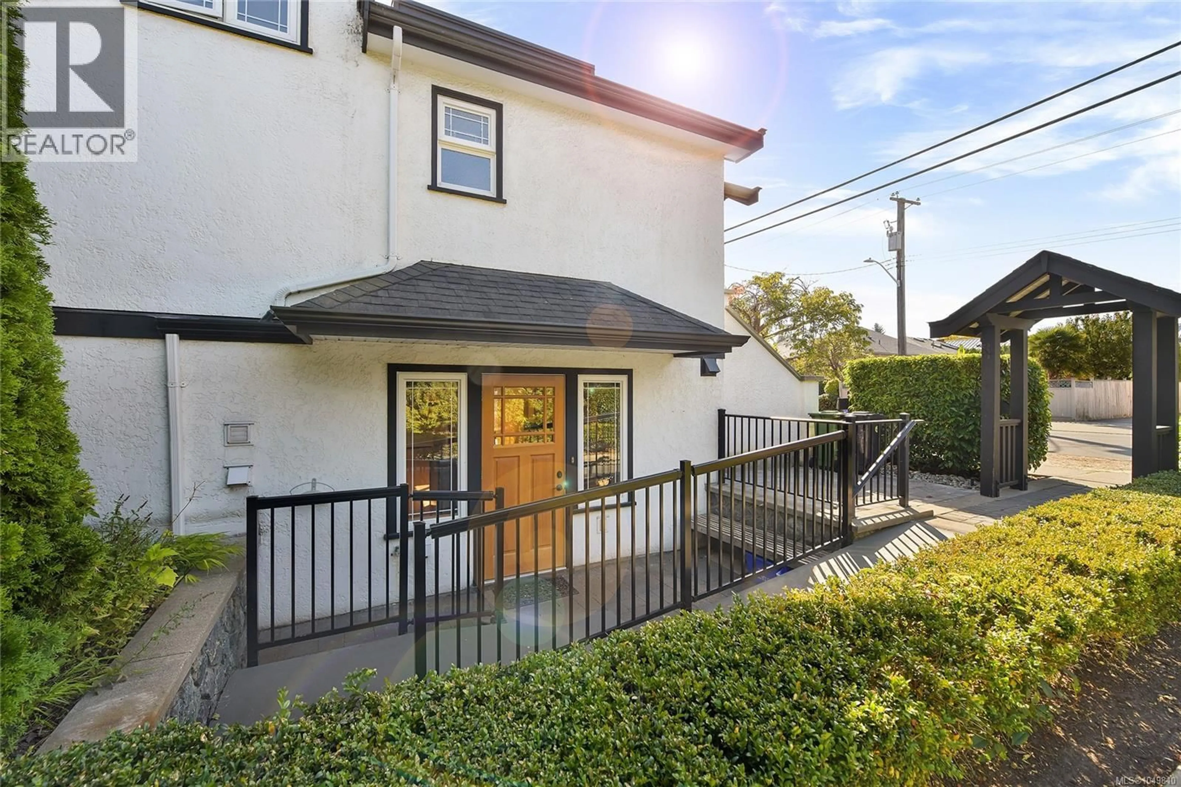 A pic from outside/outdoor area/front of a property/back of a property/a pic from drone, street for 603 MOSS STREET, Victoria British Columbia V8V4N7