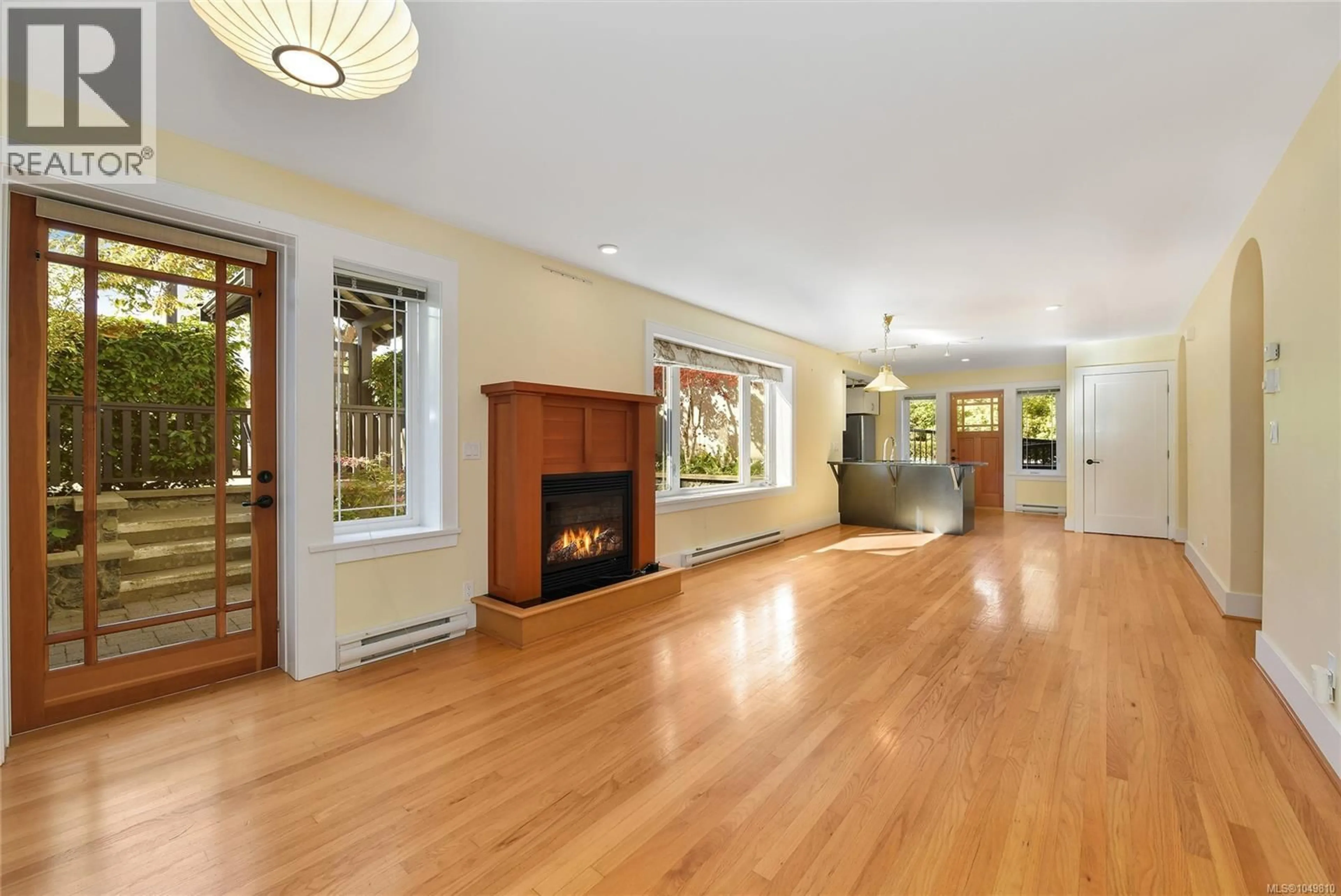Indoor foyer for 603 MOSS STREET, Victoria British Columbia V8V4N7