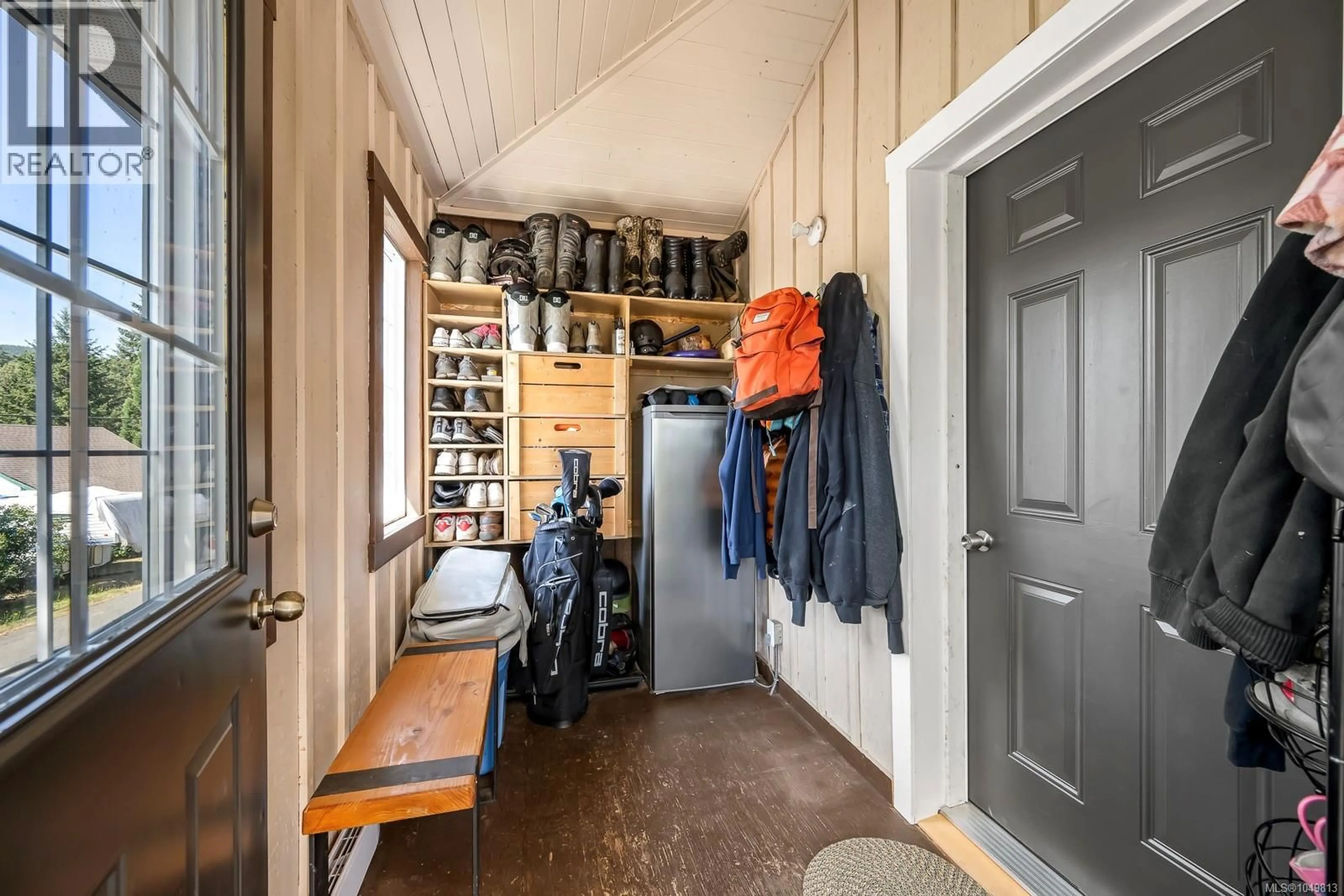 Indoor entryway for 2612 DUNSMUIR AVENUE, Cumberland British Columbia V0R1S0