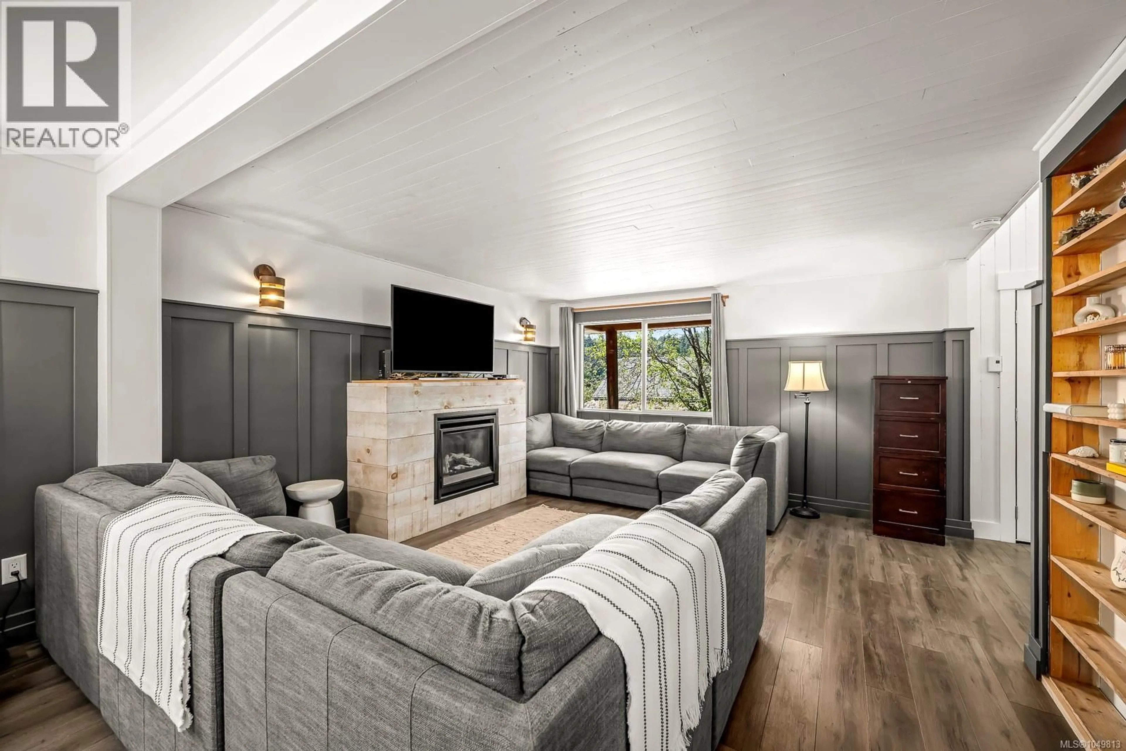 Living room with furniture, unknown for 2612 DUNSMUIR AVENUE, Cumberland British Columbia V0R1S0