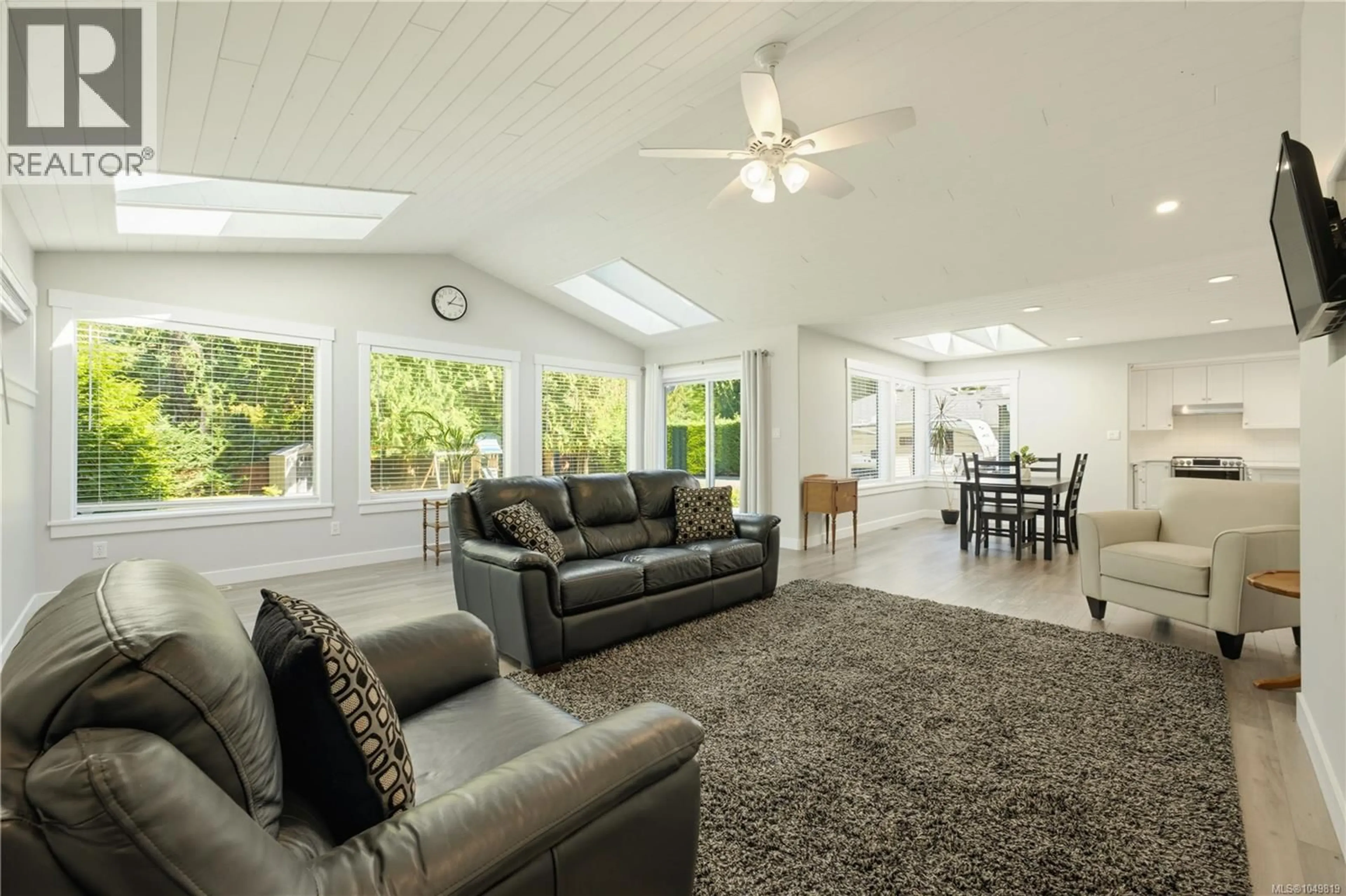 Living room with furniture, unknown for 967 WOODPECKER PLACE, Parksville British Columbia V9P1T1