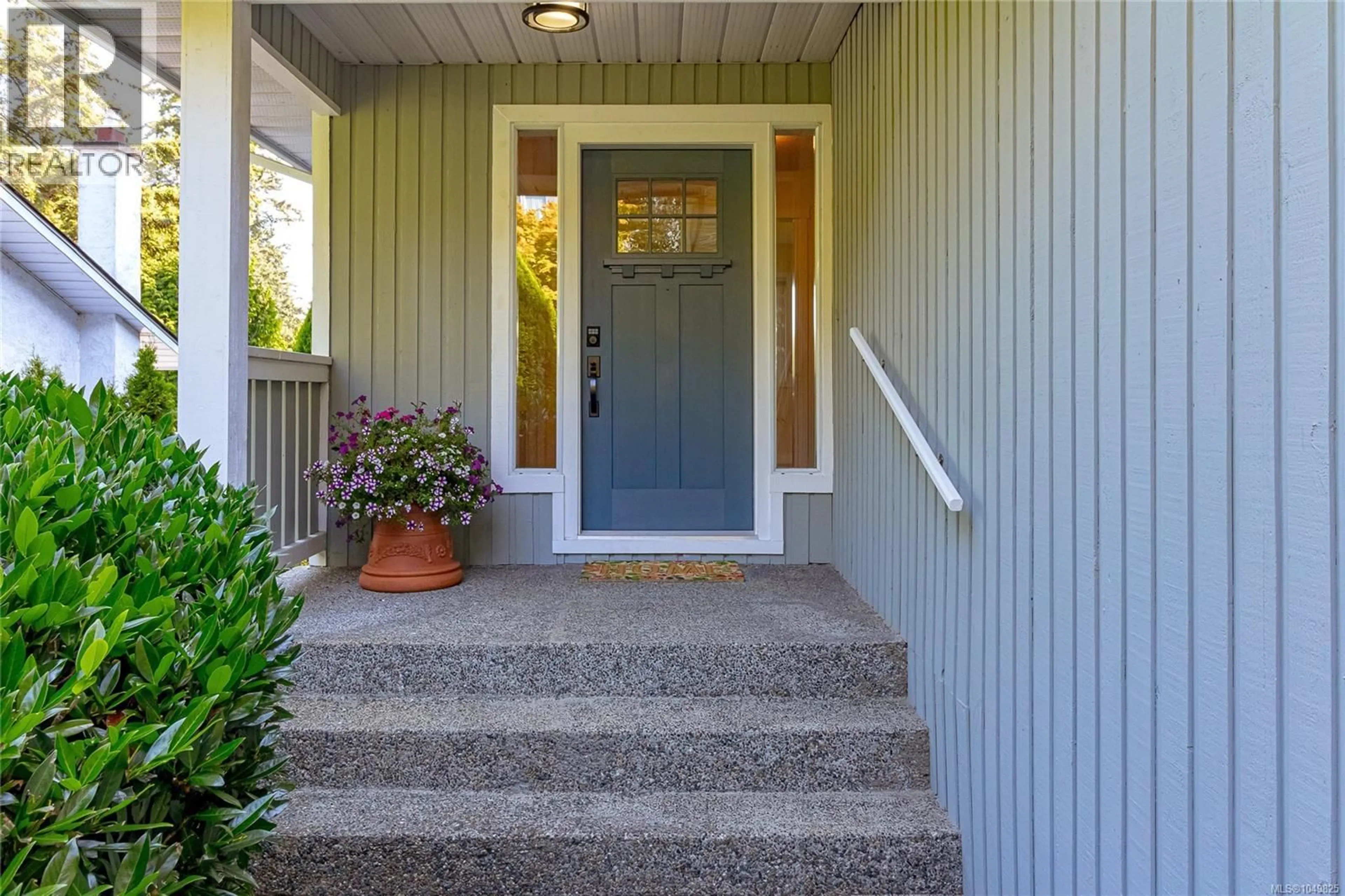 Indoor entryway for 779 MENAWOOD PLACE, Saanich British Columbia V8Y2Z7