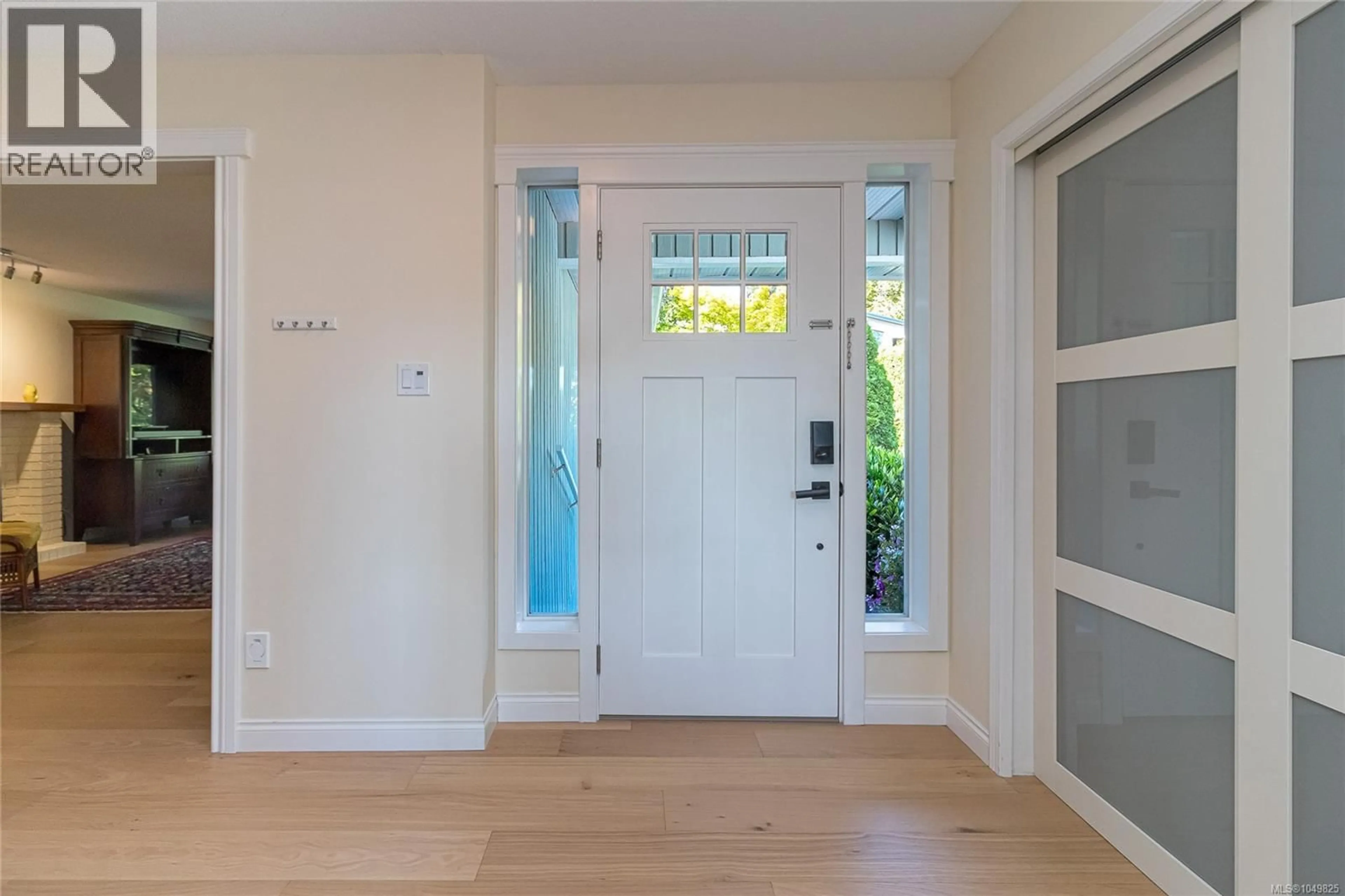 Indoor entryway for 779 MENAWOOD PLACE, Saanich British Columbia V8Y2Z7