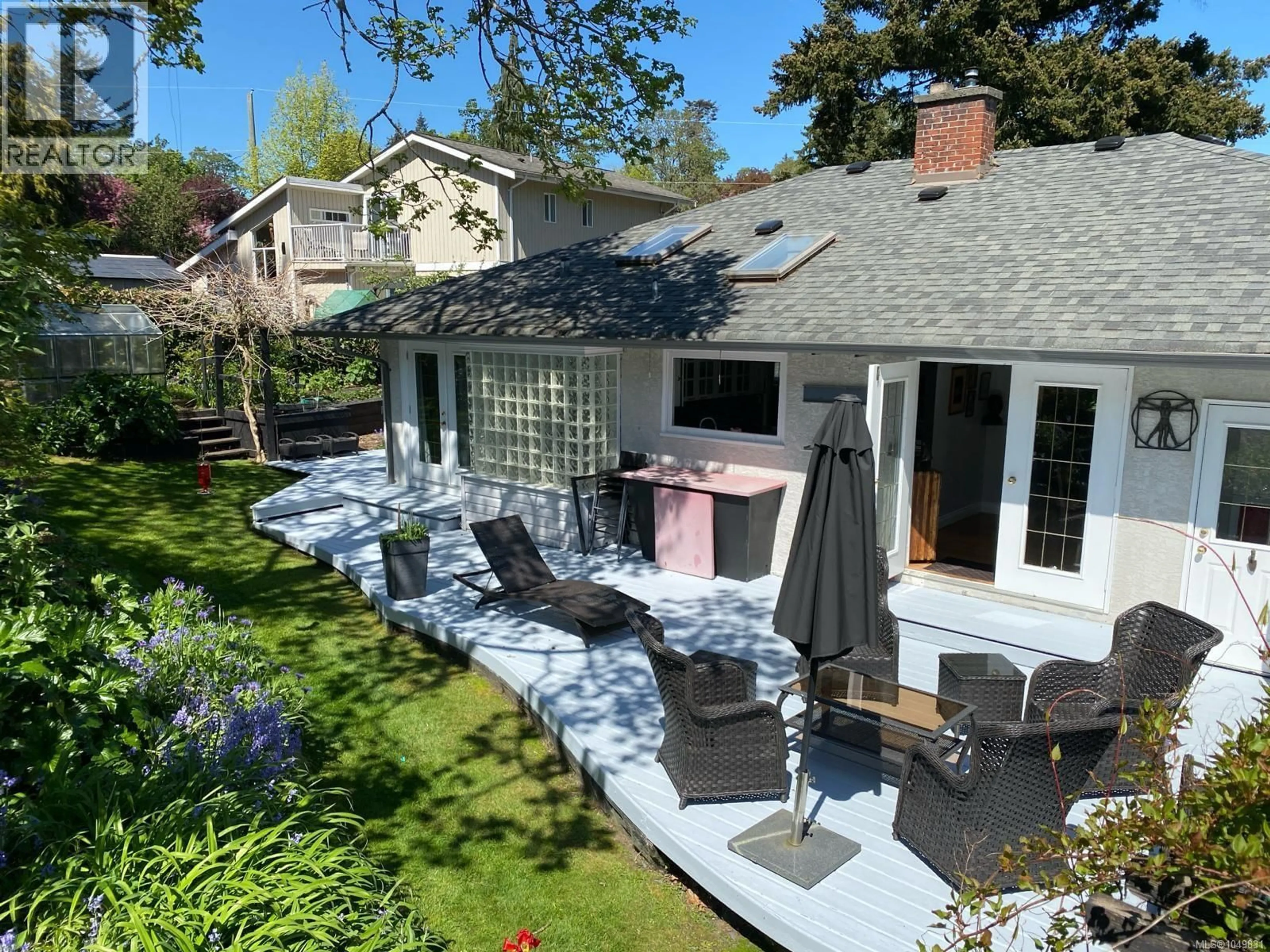 Patio, street for 886 CUNNINGHAM ROAD, Esquimalt British Columbia V9A4M6