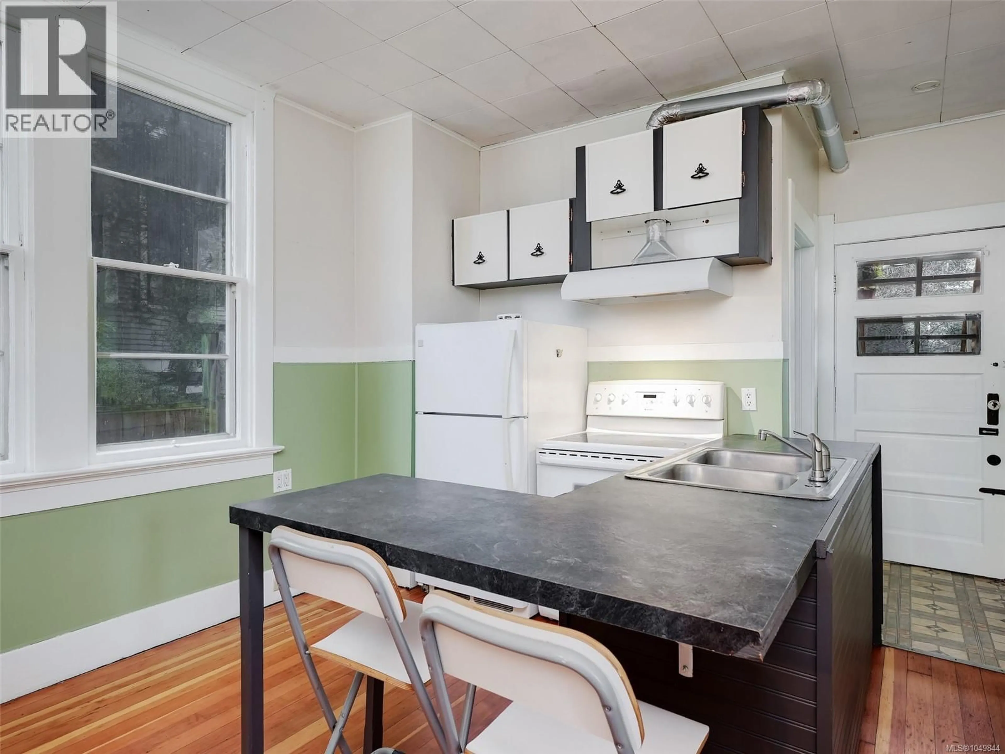 Standard kitchen, unknown for 1029 QUEENS AVENUE, Victoria British Columbia V8T1M7