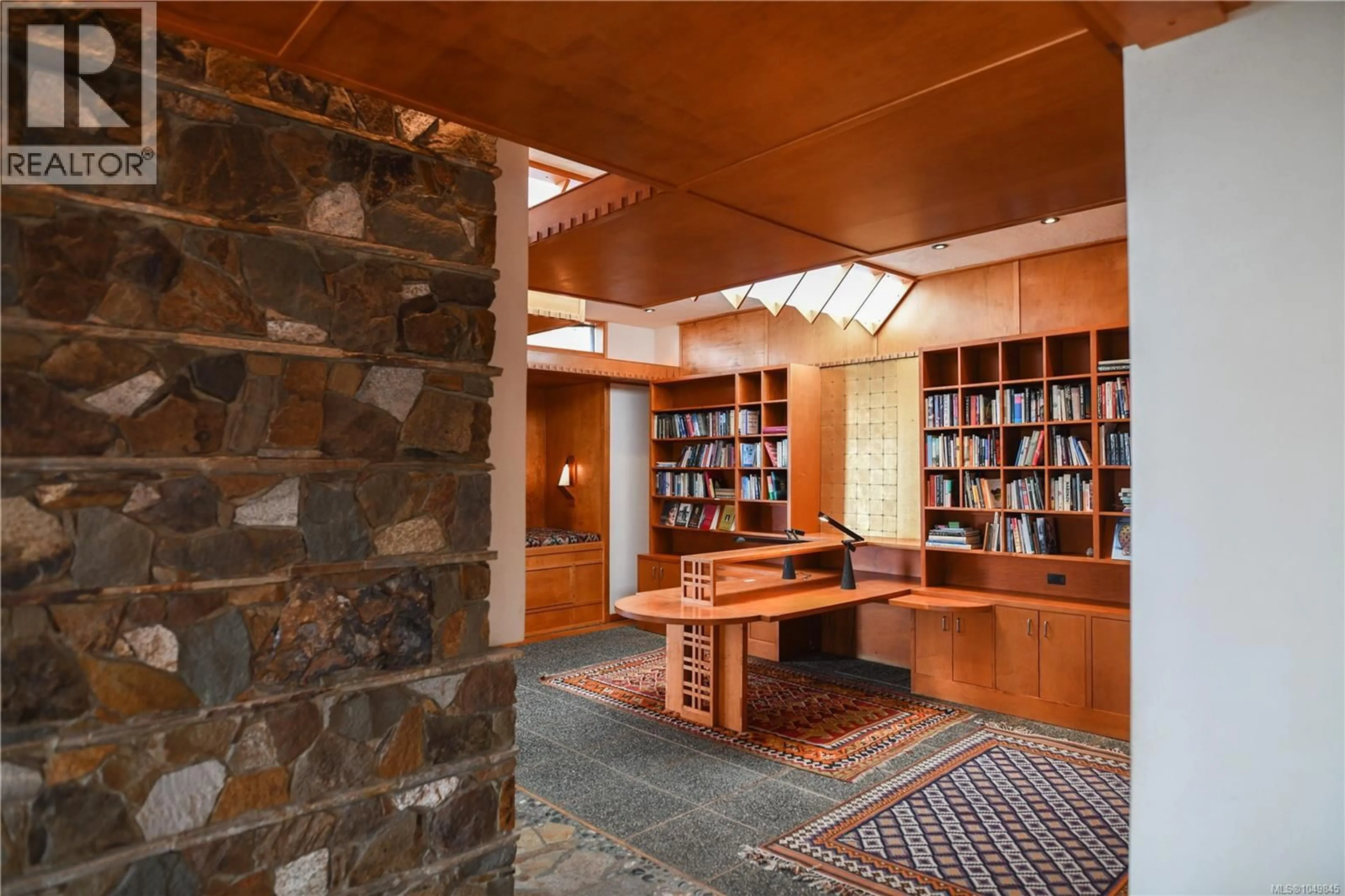 Indoor foyer for 3326 PORT WASHINGTON ROAD, Pender Island British Columbia V0N2M1