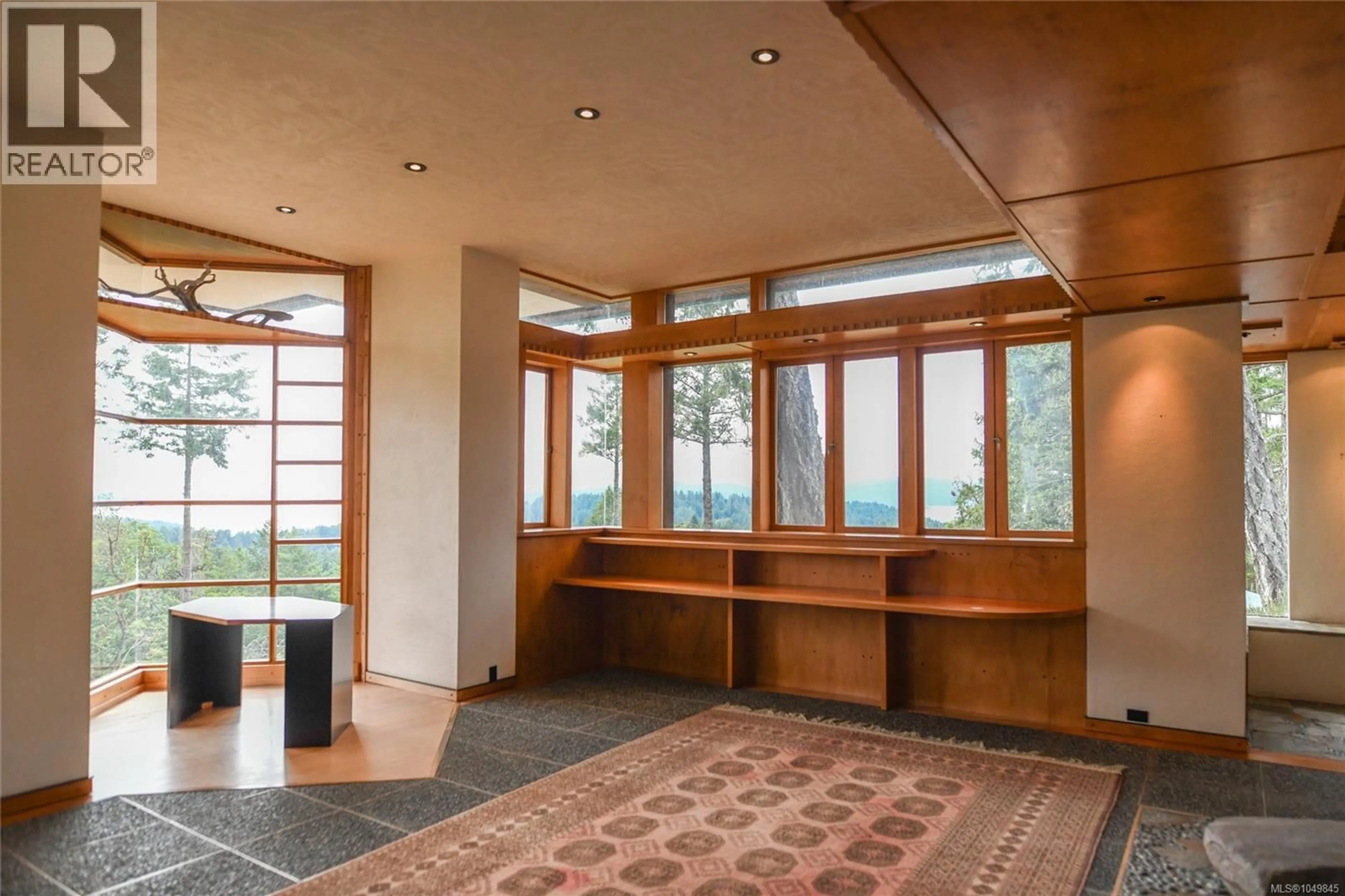 Indoor foyer for 3326 PORT WASHINGTON ROAD, Pender Island British Columbia V0N2M1