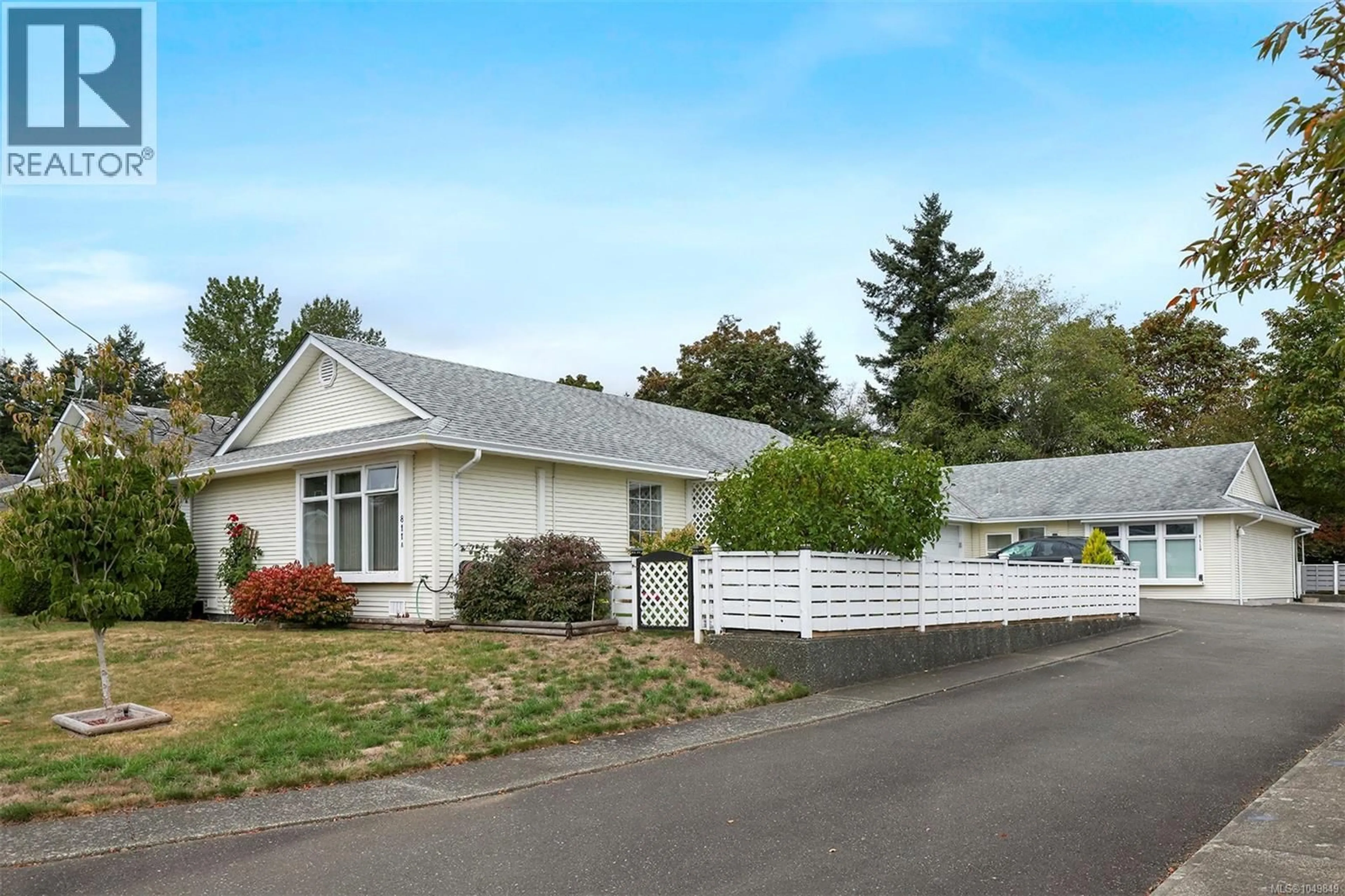 Home with vinyl exterior material, street for A - 811 PARK PLACE, Courtenay British Columbia V9N8N1