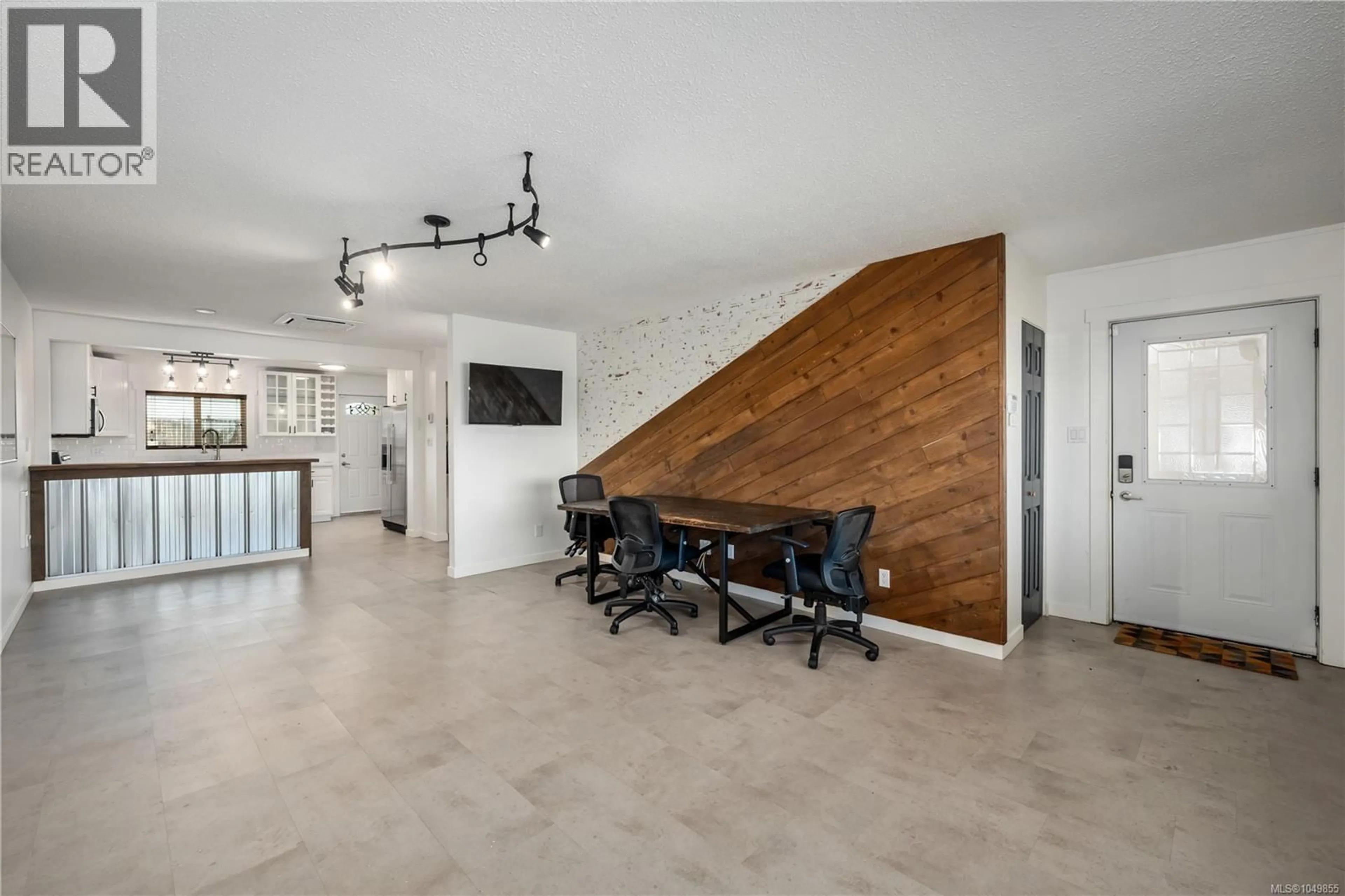 Indoor foyer for 2206/2204 PETERSEN PLACE, Nanaimo British Columbia V9S4N5