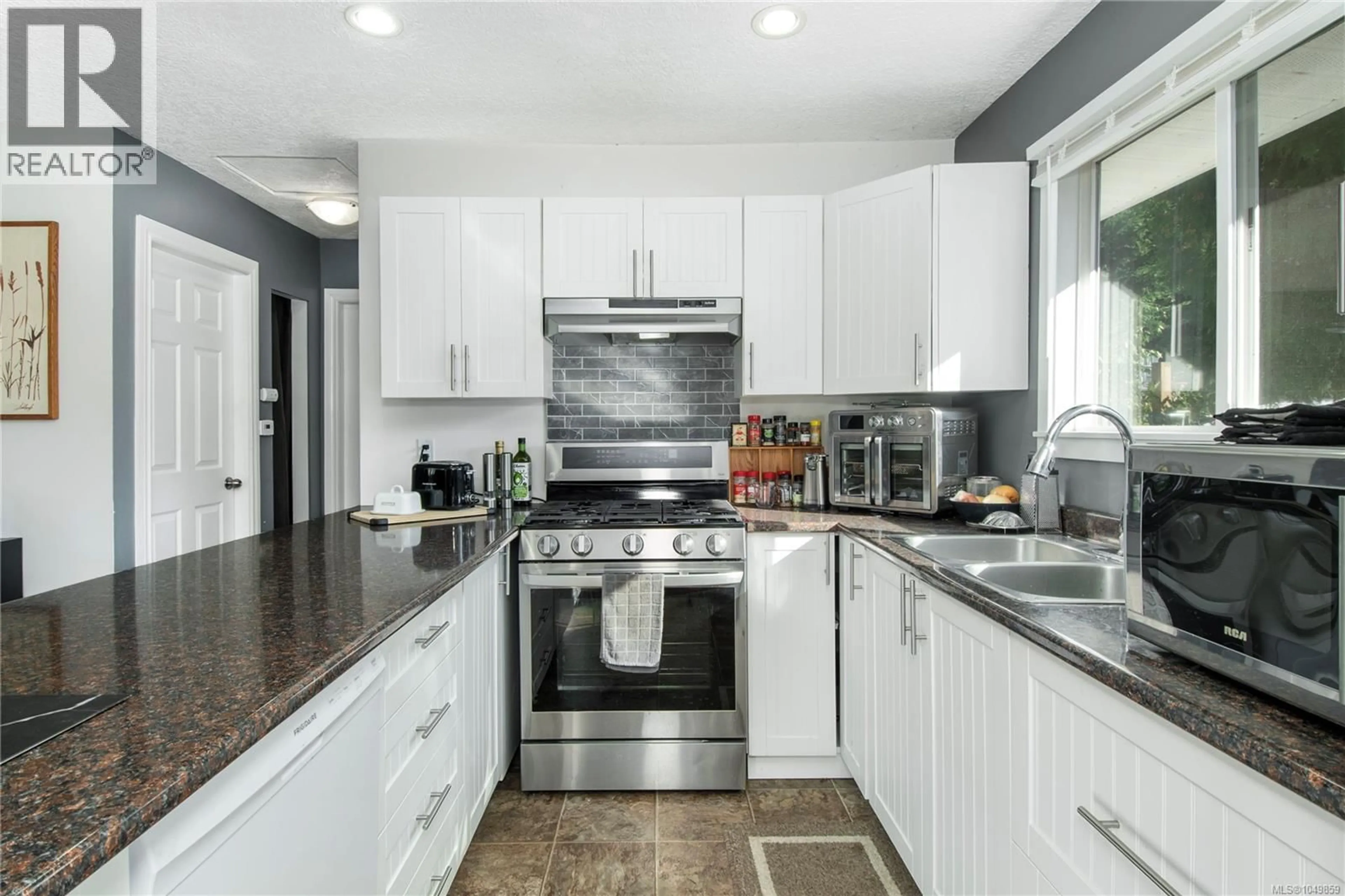 Open concept kitchen, unknown for 1890 15TH AVENUE, Campbell River British Columbia V9W4J9
