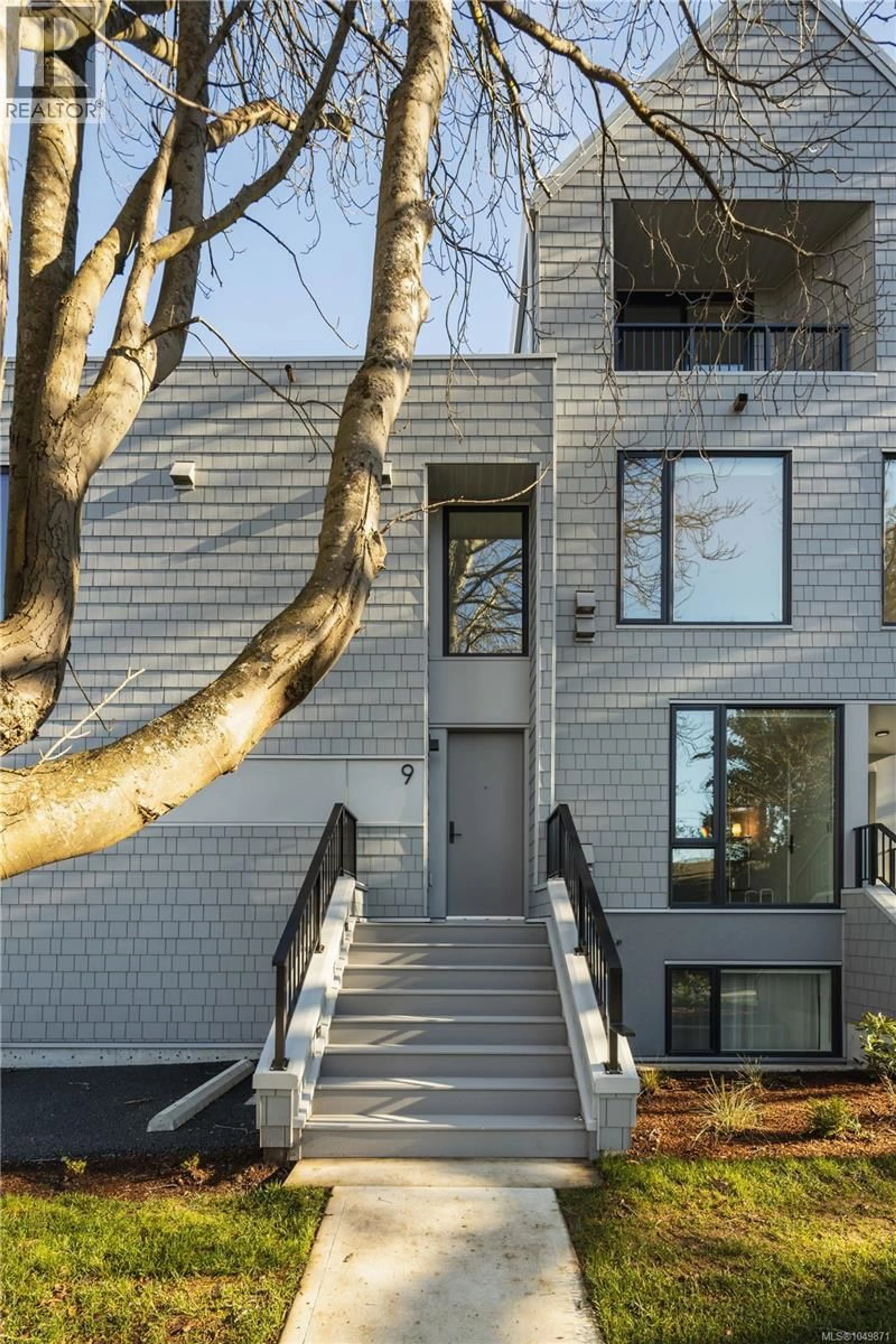 Home with brick exterior material, street for 10 - 907 REDFERN STREET, Victoria British Columbia V8S4G6