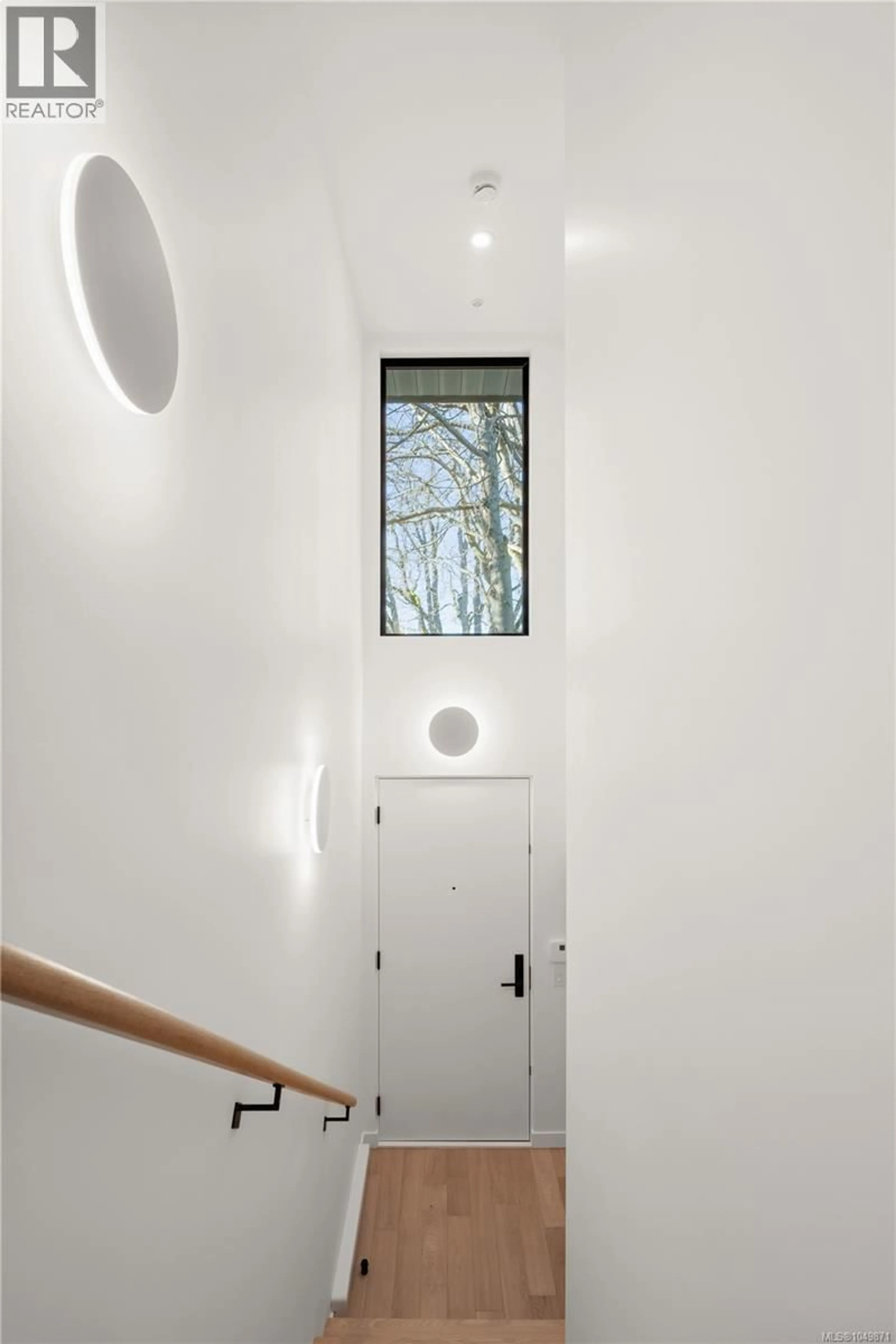 Indoor entryway for 10 - 907 REDFERN STREET, Victoria British Columbia V8S4G6
