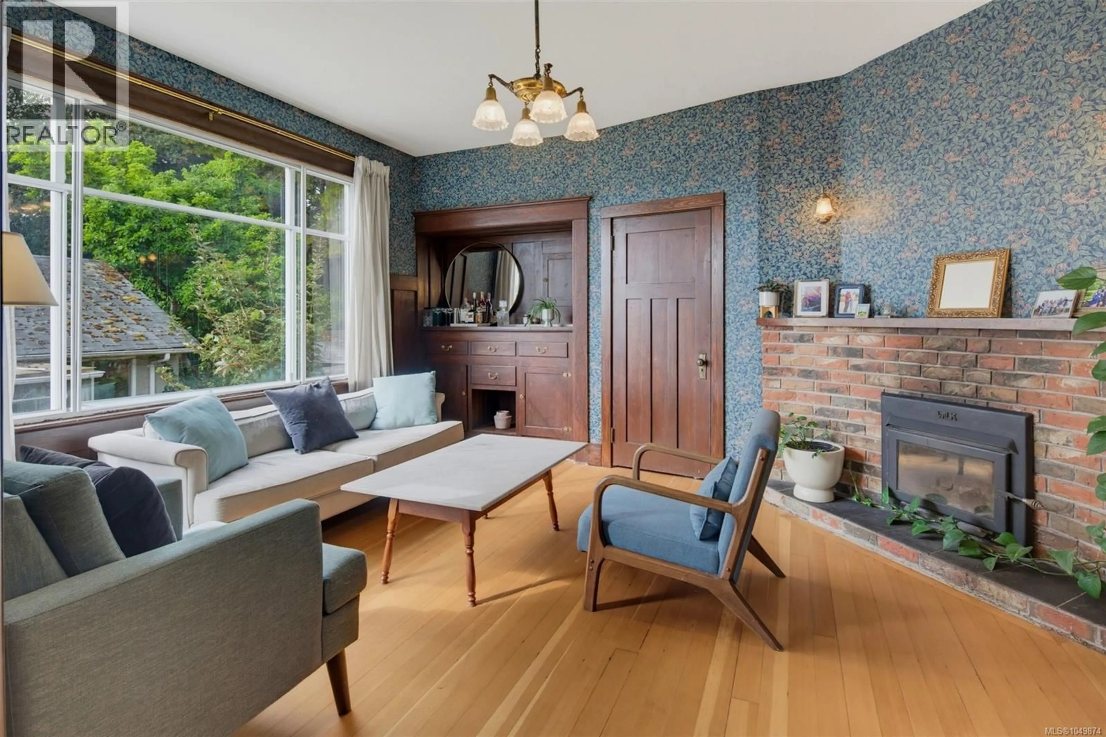 Living room with furniture, unknown for 2734 AVEBURY AVENUE, Victoria British Columbia V8R3W4