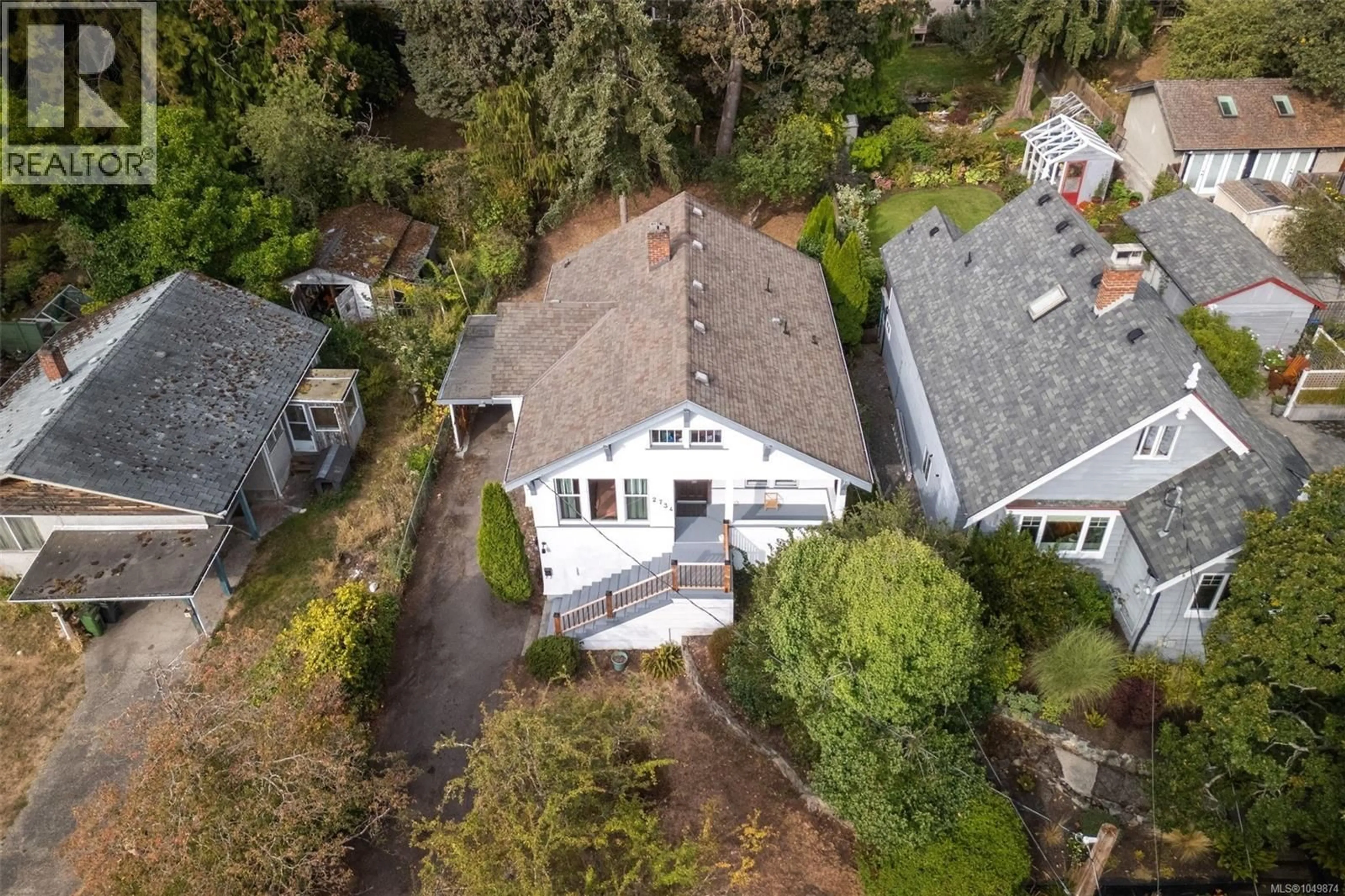 A pic from outside/outdoor area/front of a property/back of a property/a pic from drone, street for 2734 AVEBURY AVENUE, Victoria British Columbia V8R3W4