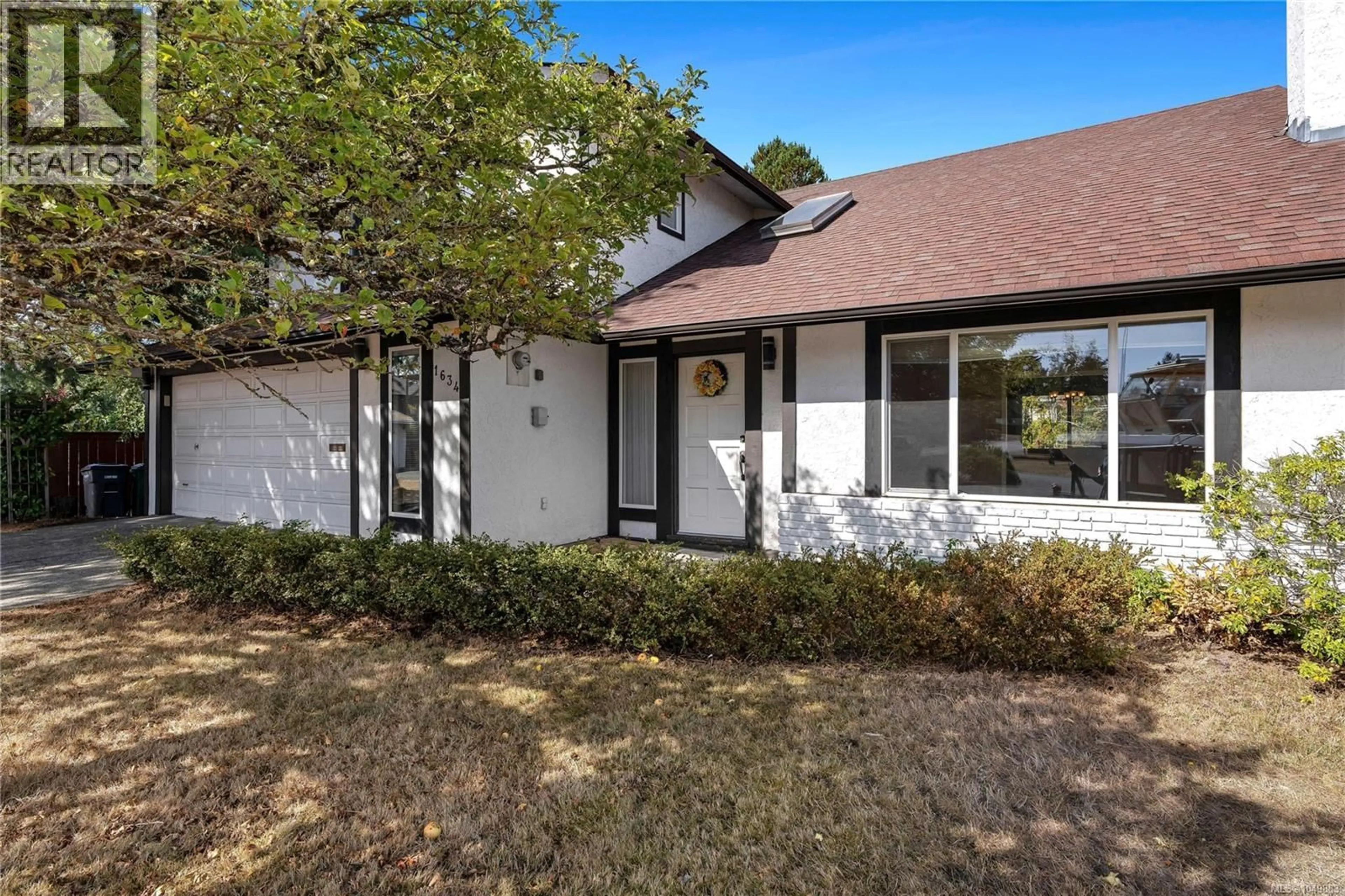Home with vinyl exterior material, street for 1634 TASCO CLOSE, Saanich British Columbia V8N5P2