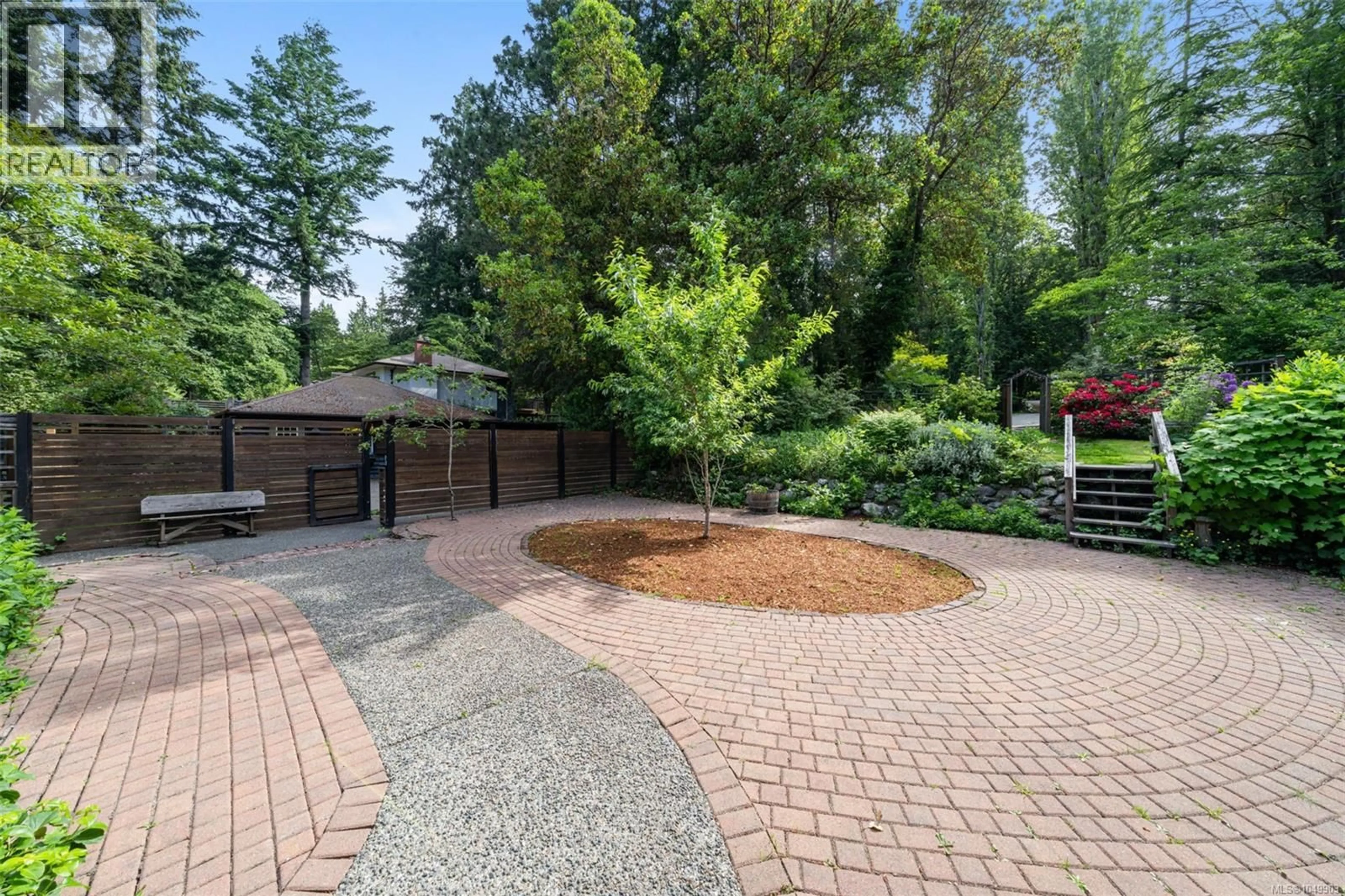 Patio, street for 5168 SANTA CLARA AVENUE, Saanich British Columbia V8Y1W4