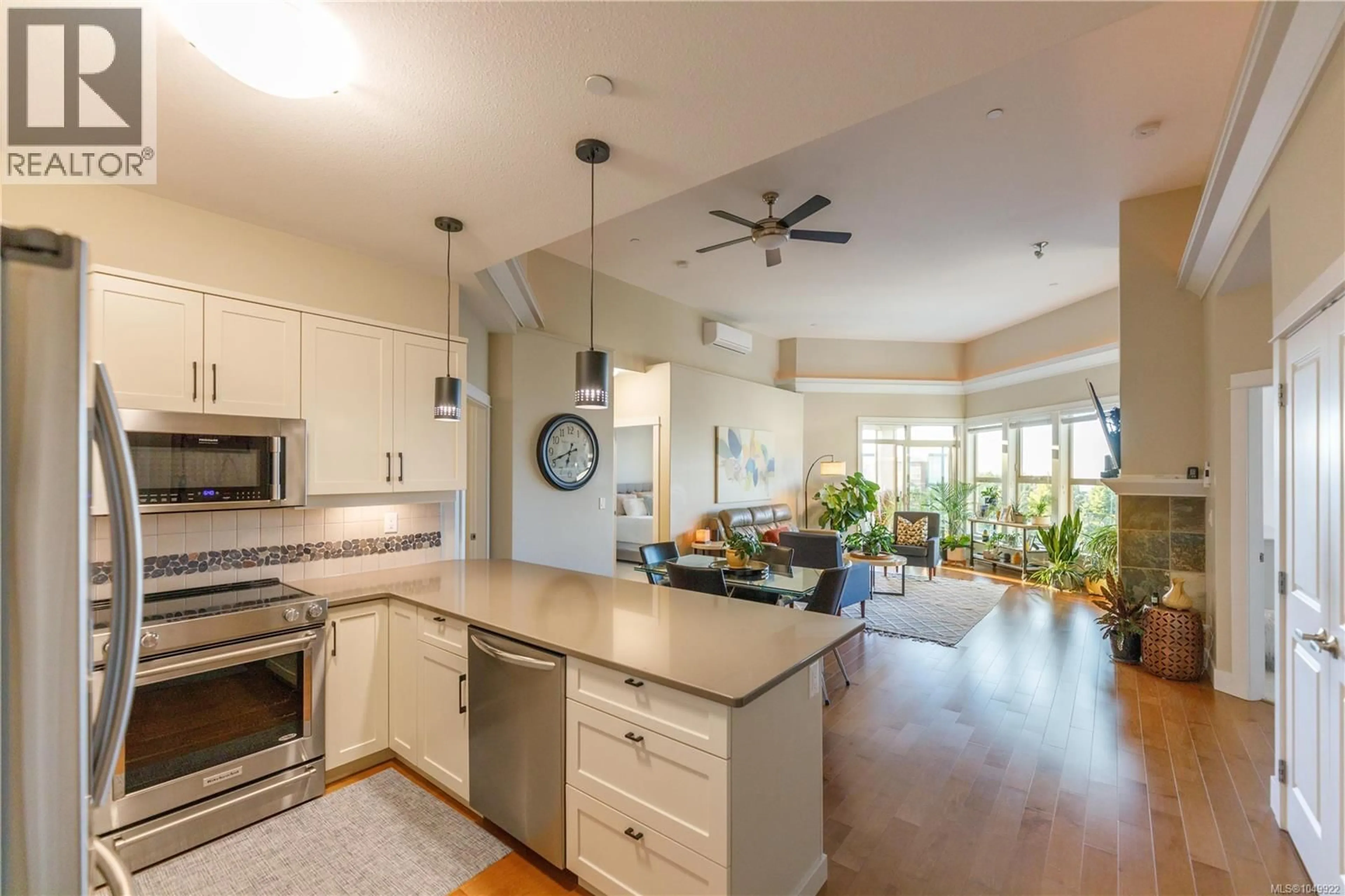 Open concept kitchen, ceramic/tile floor for 419 - 6310 MCROBB AVENUE, Nanaimo British Columbia V9V1W8