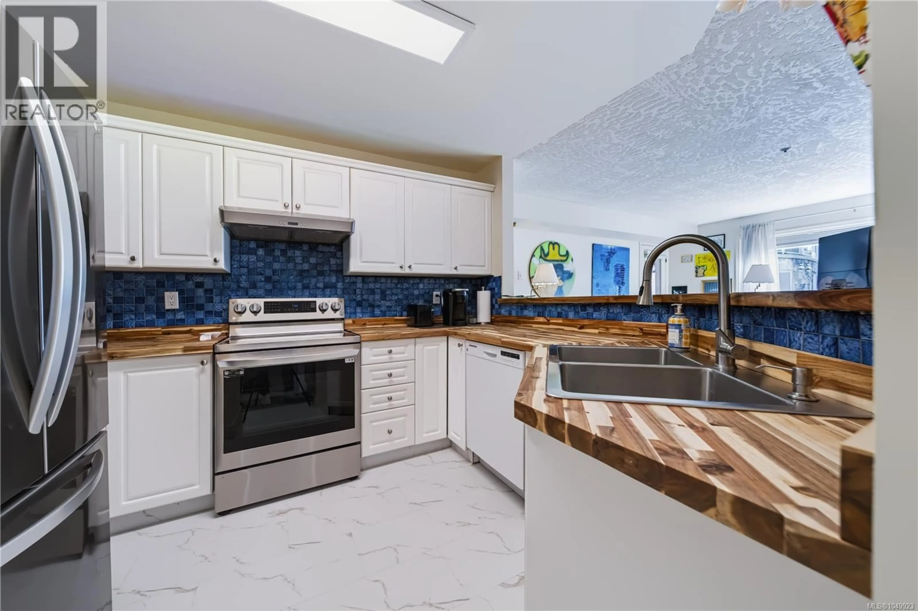 Open concept kitchen, ceramic/tile floor for 212 - 4965 VISTA VIEW CRESCENT, Nanaimo British Columbia V9V1S1