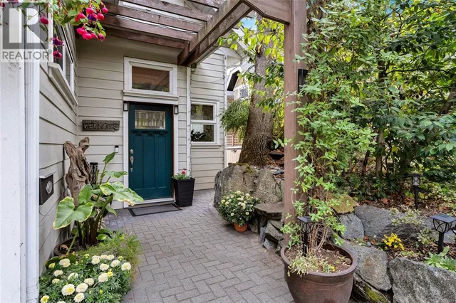 4151 QUADRA STREET, Saanich 3