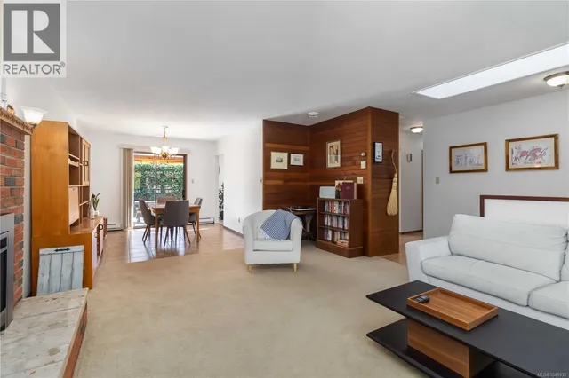 711 MILLER AVENUE, Saanich 3