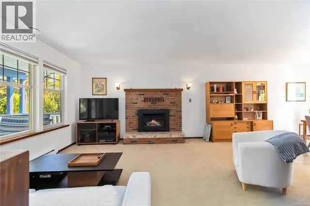 711 MILLER AVENUE, Saanich 5