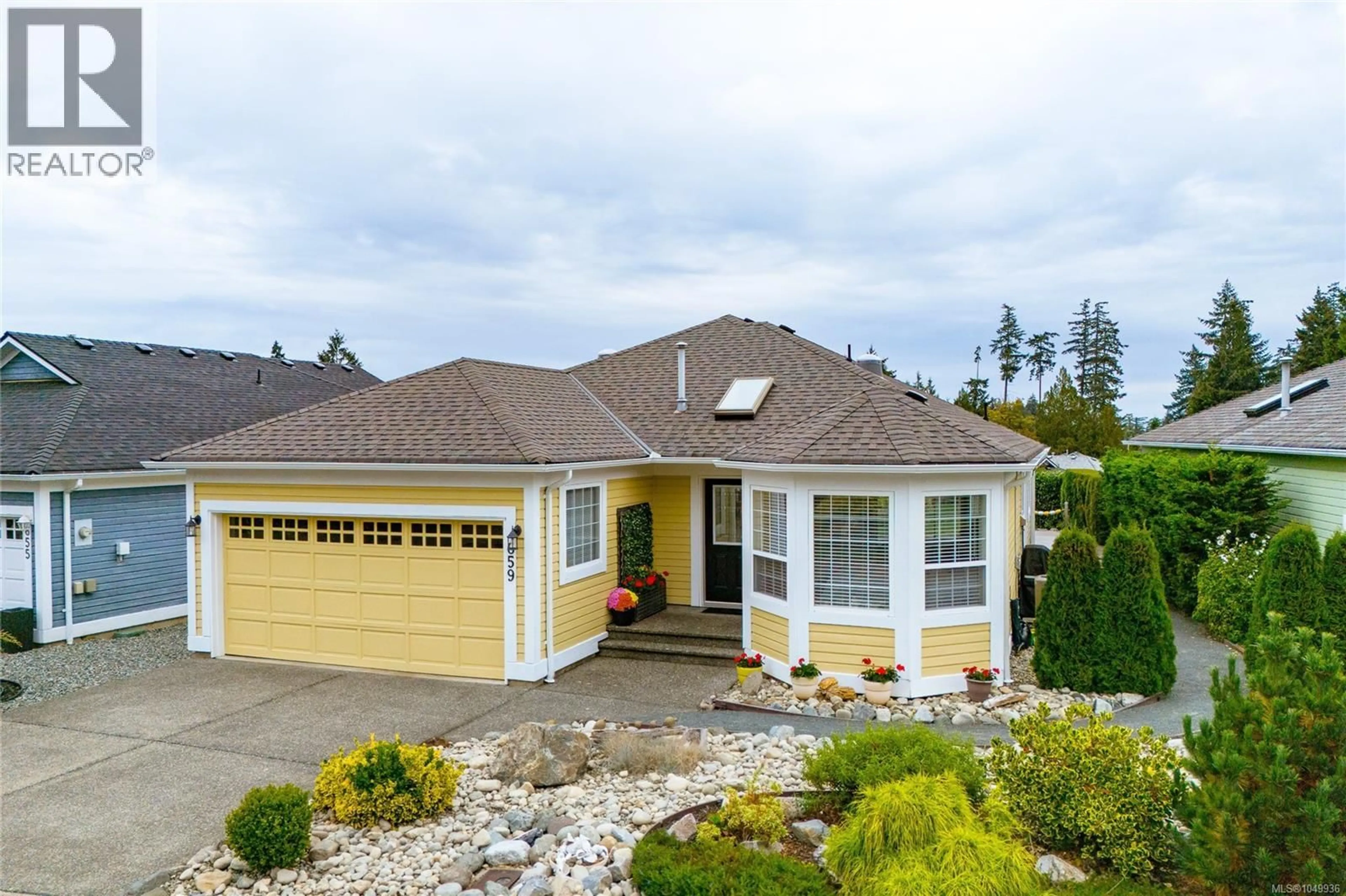 Home with vinyl exterior material, street for 659 WINDWARD WAY, Qualicum Beach British Columbia V9K2K4