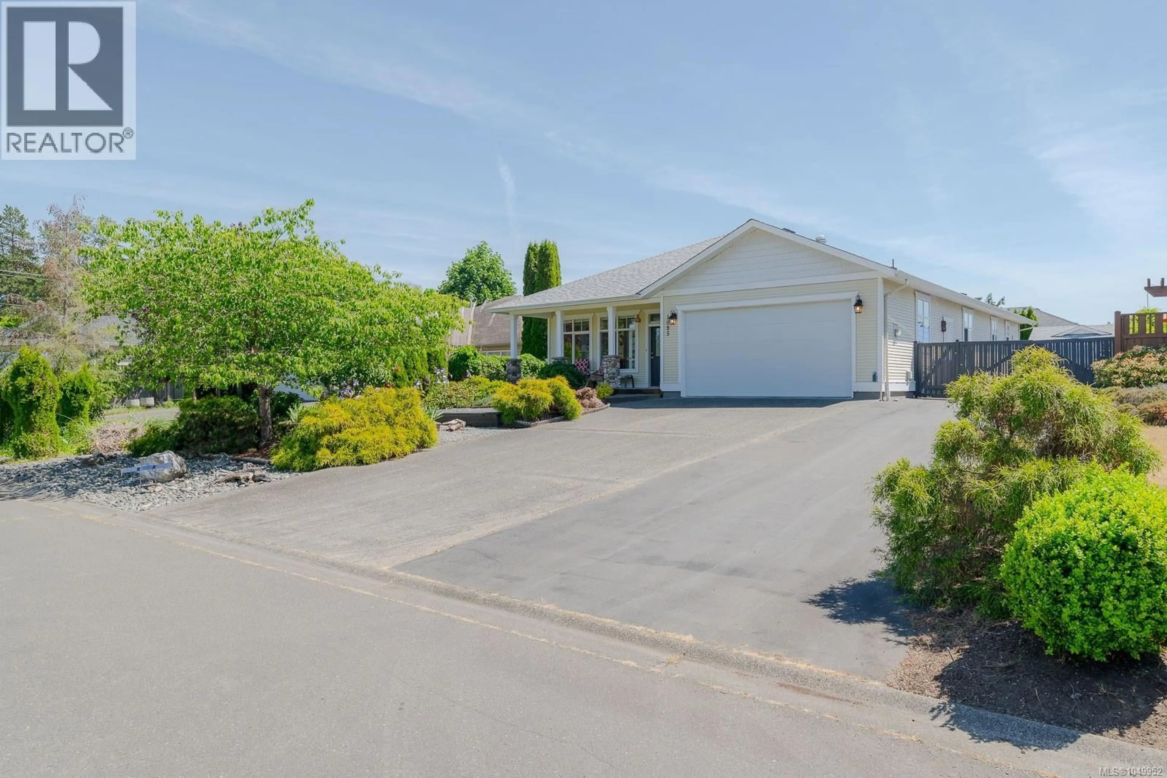 A pic from outside/outdoor area/front of a property/back of a property/a pic from drone, street for 1085 TARA CRESCENT, Parksville British Columbia V9P2W5