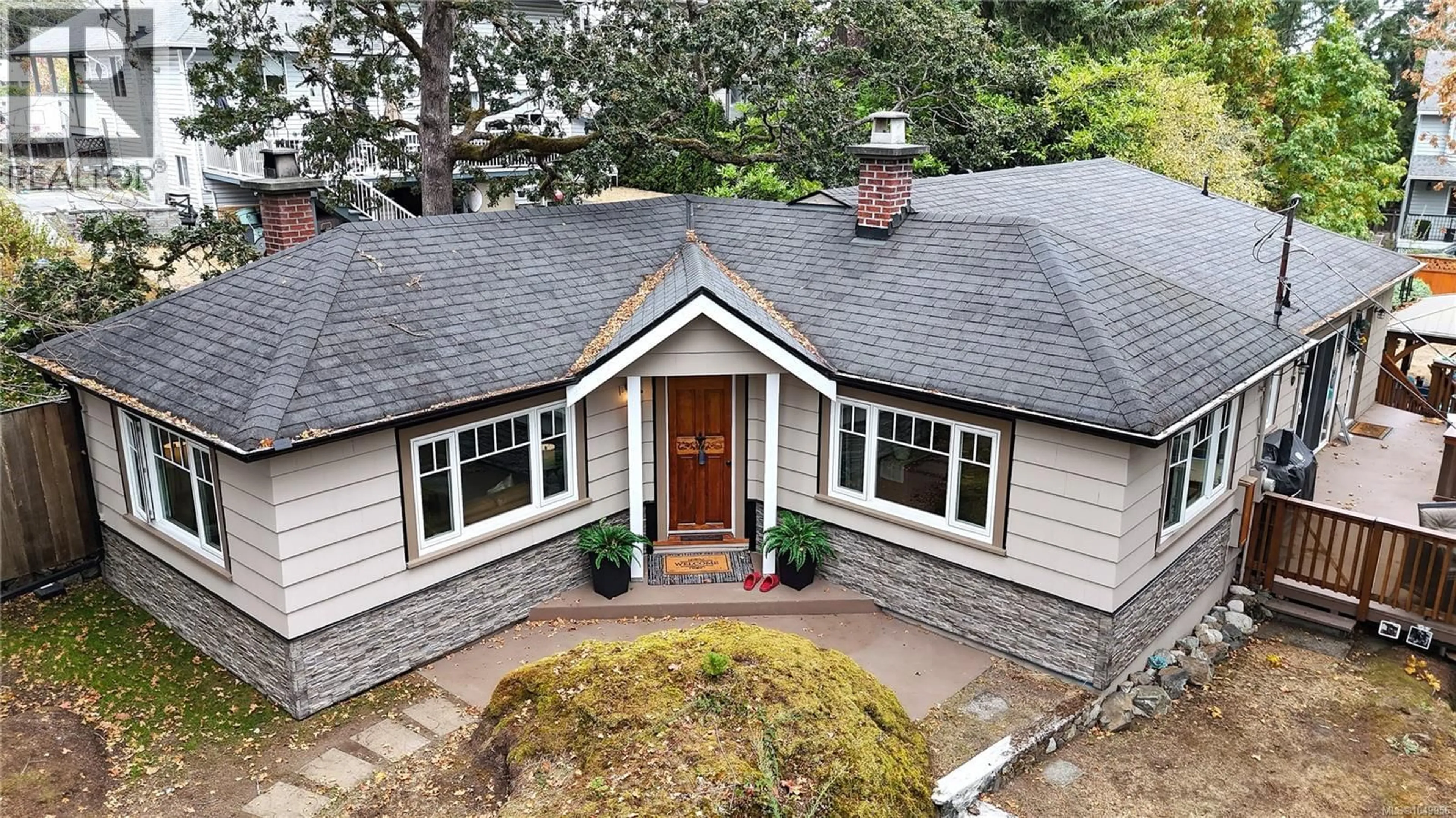 Home with vinyl exterior material, street for 180 ISLAND HIGHWAY, View Royal British Columbia V9B1G2