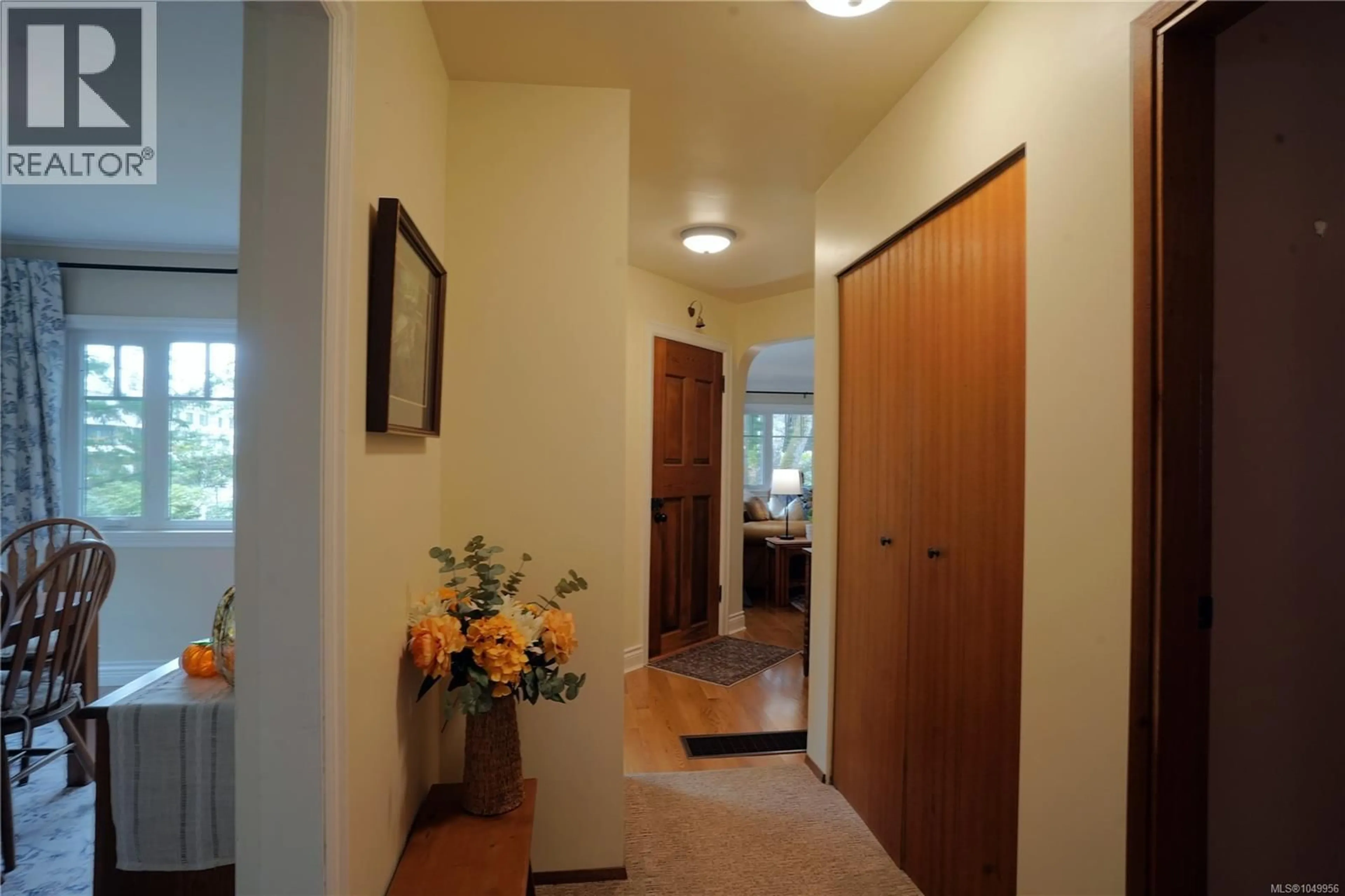 Indoor foyer for 180 ISLAND HIGHWAY, View Royal British Columbia V9B1G2