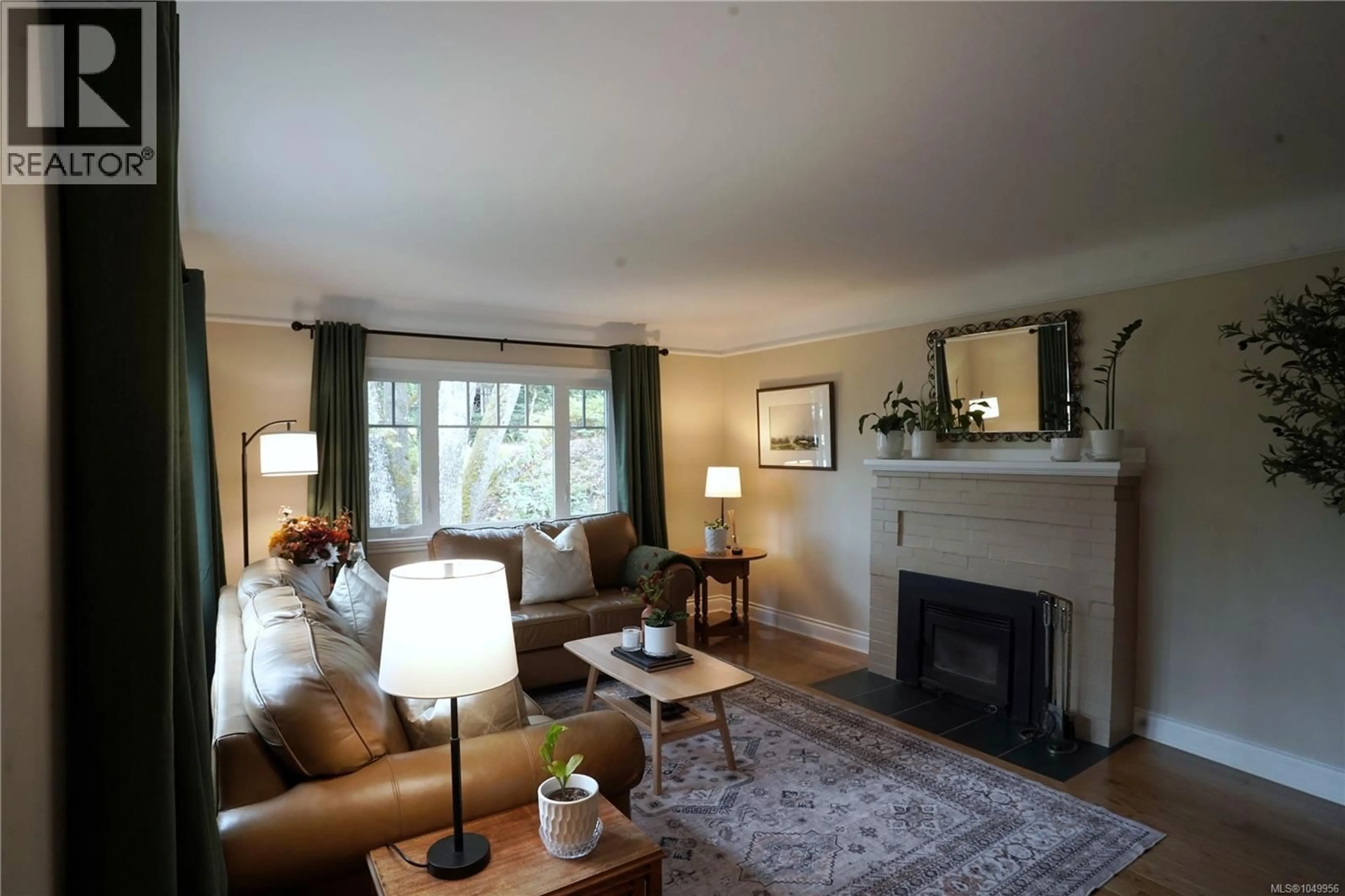 Living room with furniture, wood/laminate floor for 180 ISLAND HIGHWAY, View Royal British Columbia V9B1G2