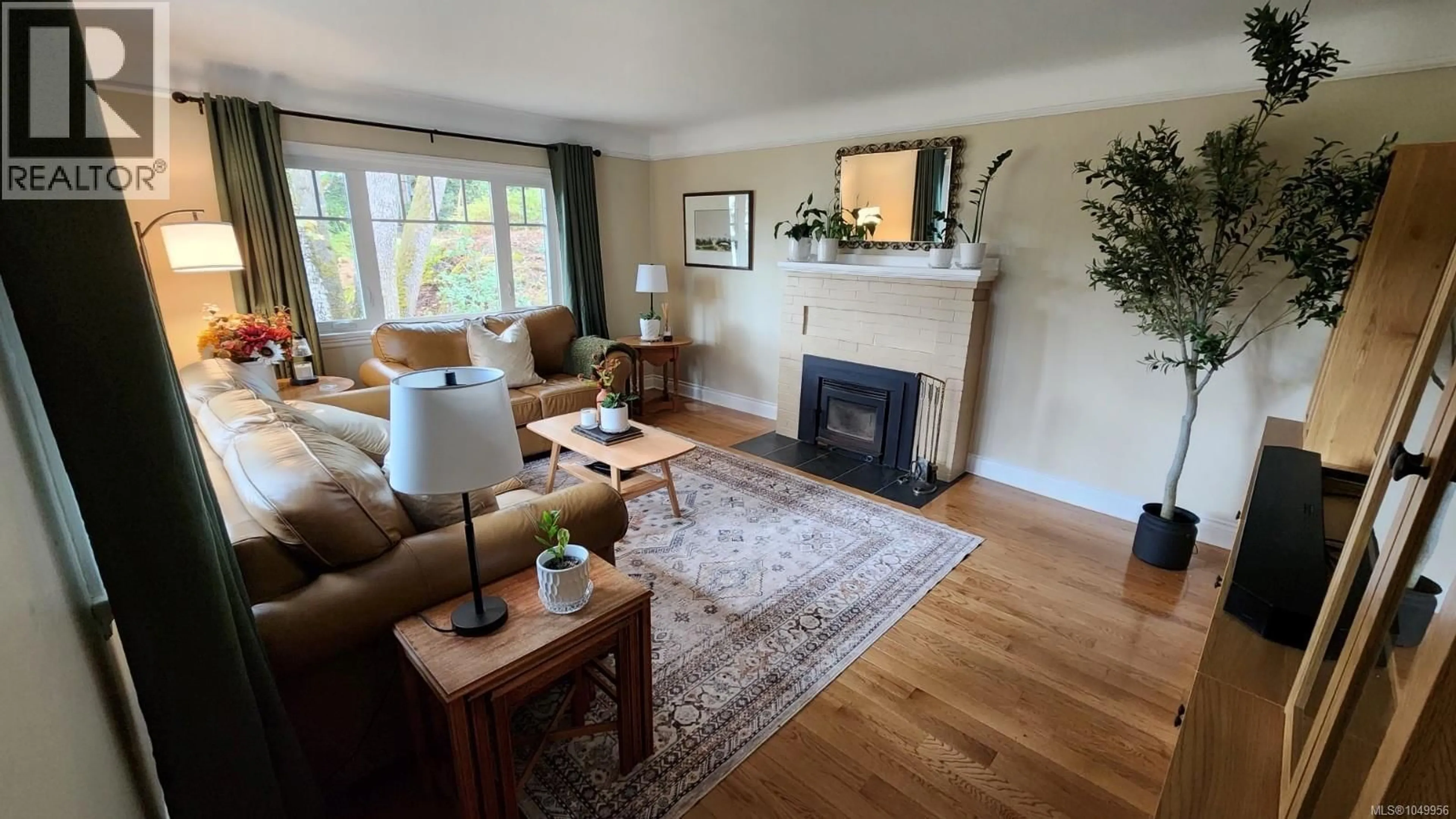 Living room with furniture, wood/laminate floor for 180 ISLAND HIGHWAY, View Royal British Columbia V9B1G2