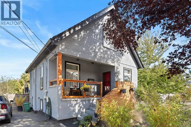 1746 PEMBROKE STREET, Victoria 2