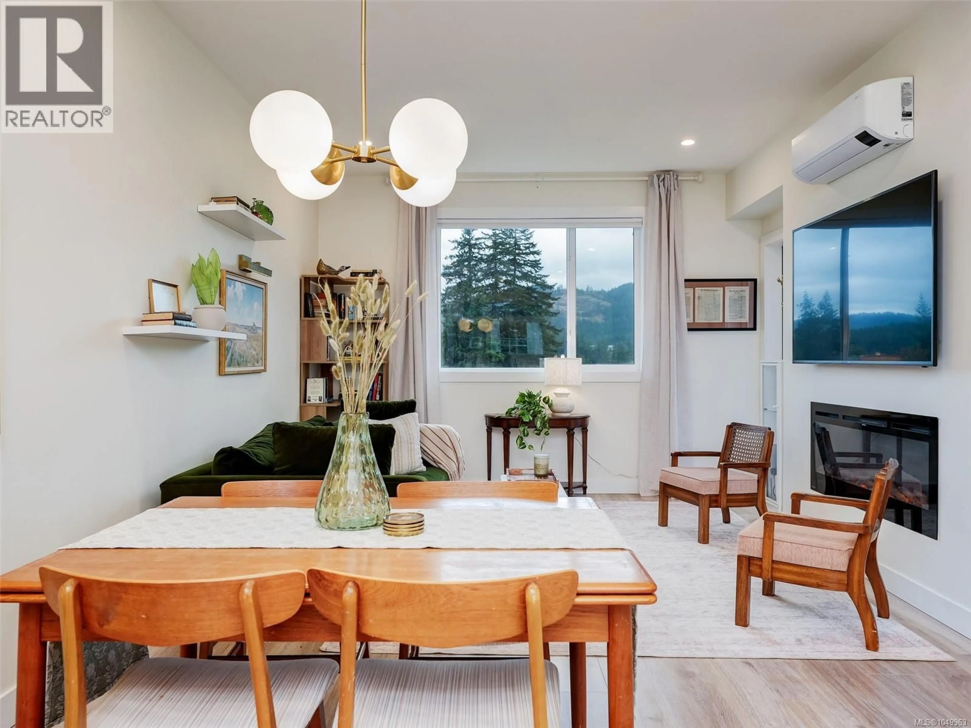 Dining room, wood/laminate floor for 102 - 3559 VISION WAY, Langford British Columbia V9C0C4