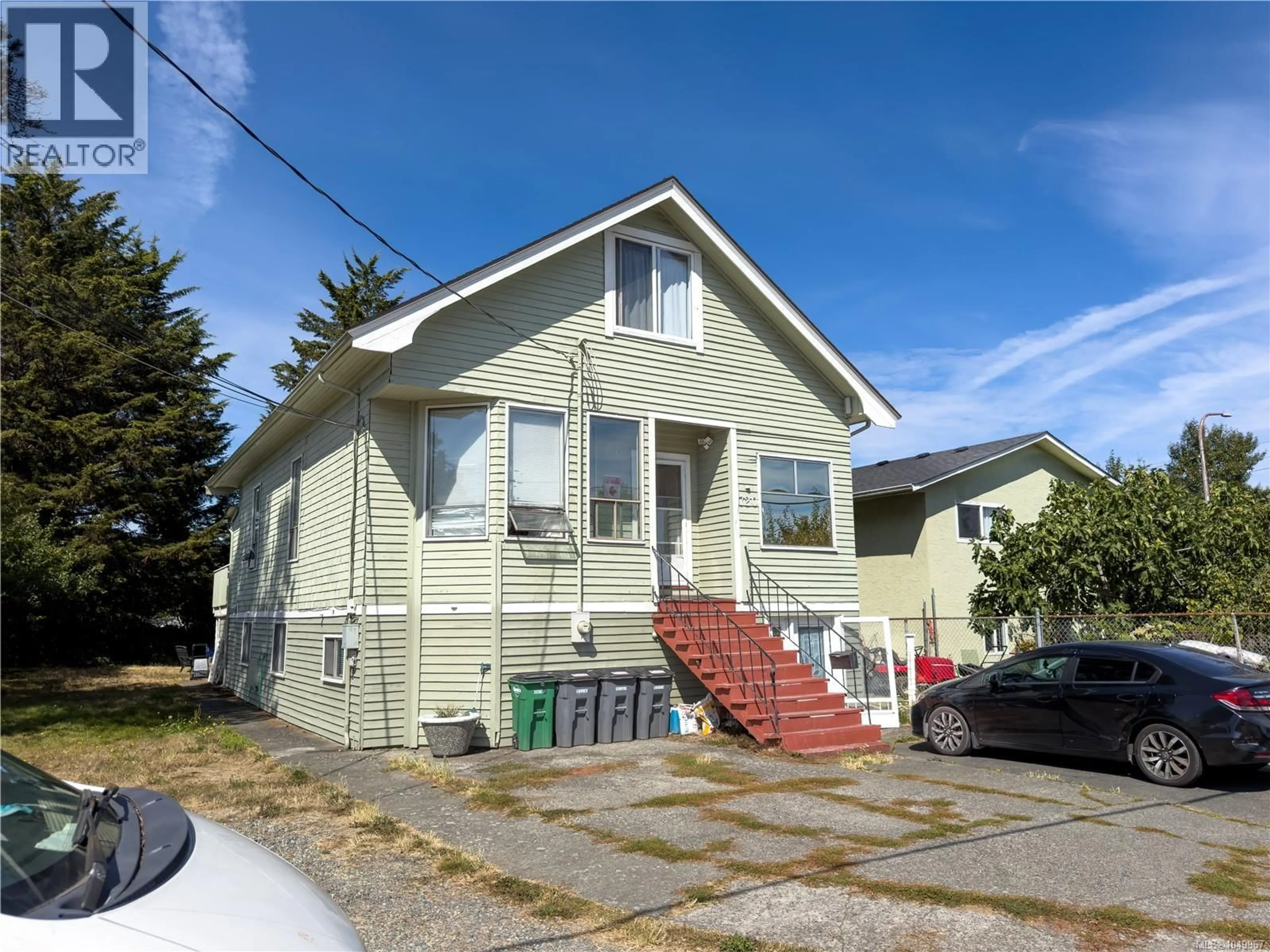 Home with vinyl exterior material, street for 720 VERNON AVENUE, Saanich British Columbia V8Z3X6