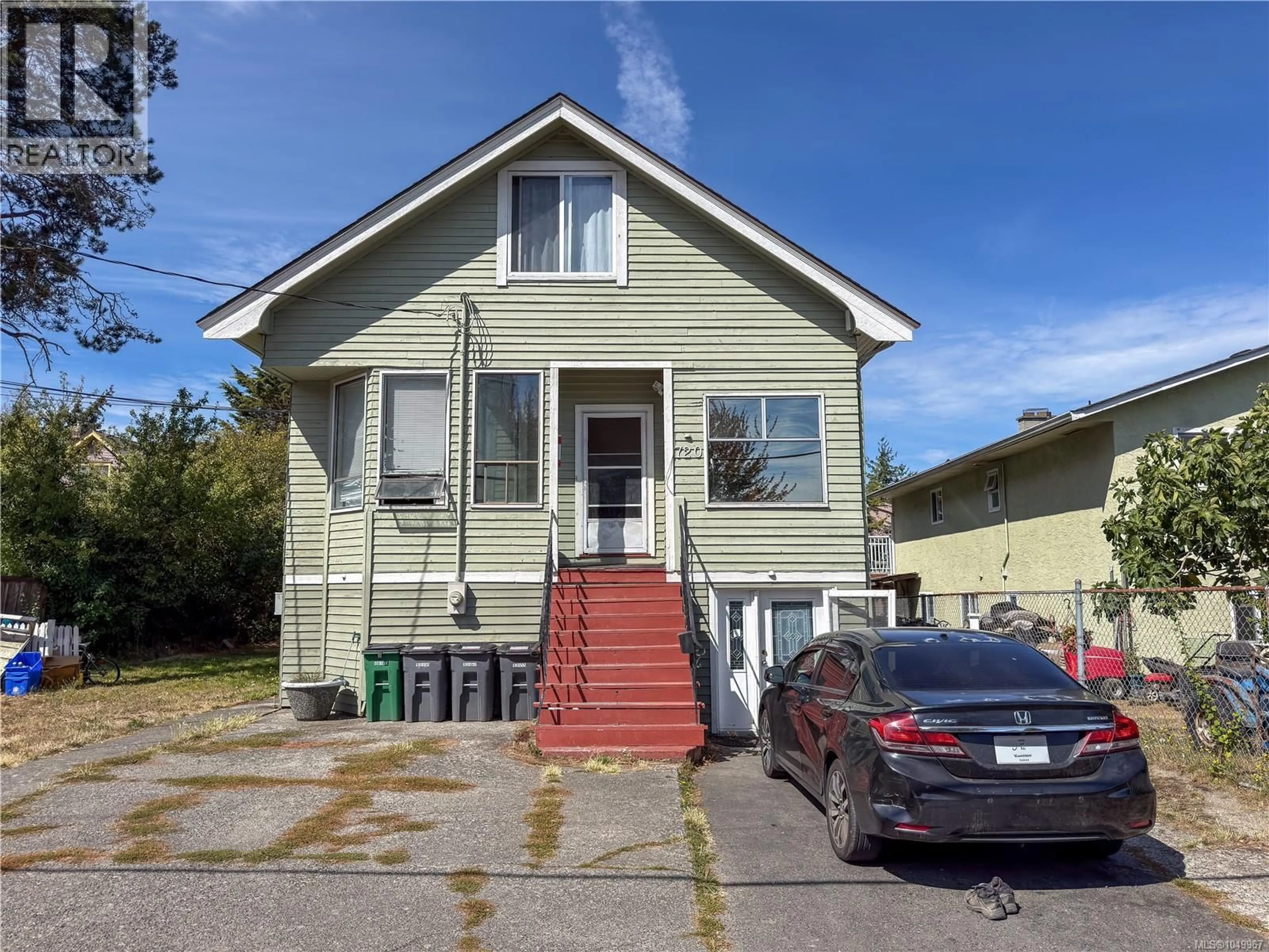 Home with vinyl exterior material, street for 720 VERNON AVENUE, Saanich British Columbia V8Z3X6