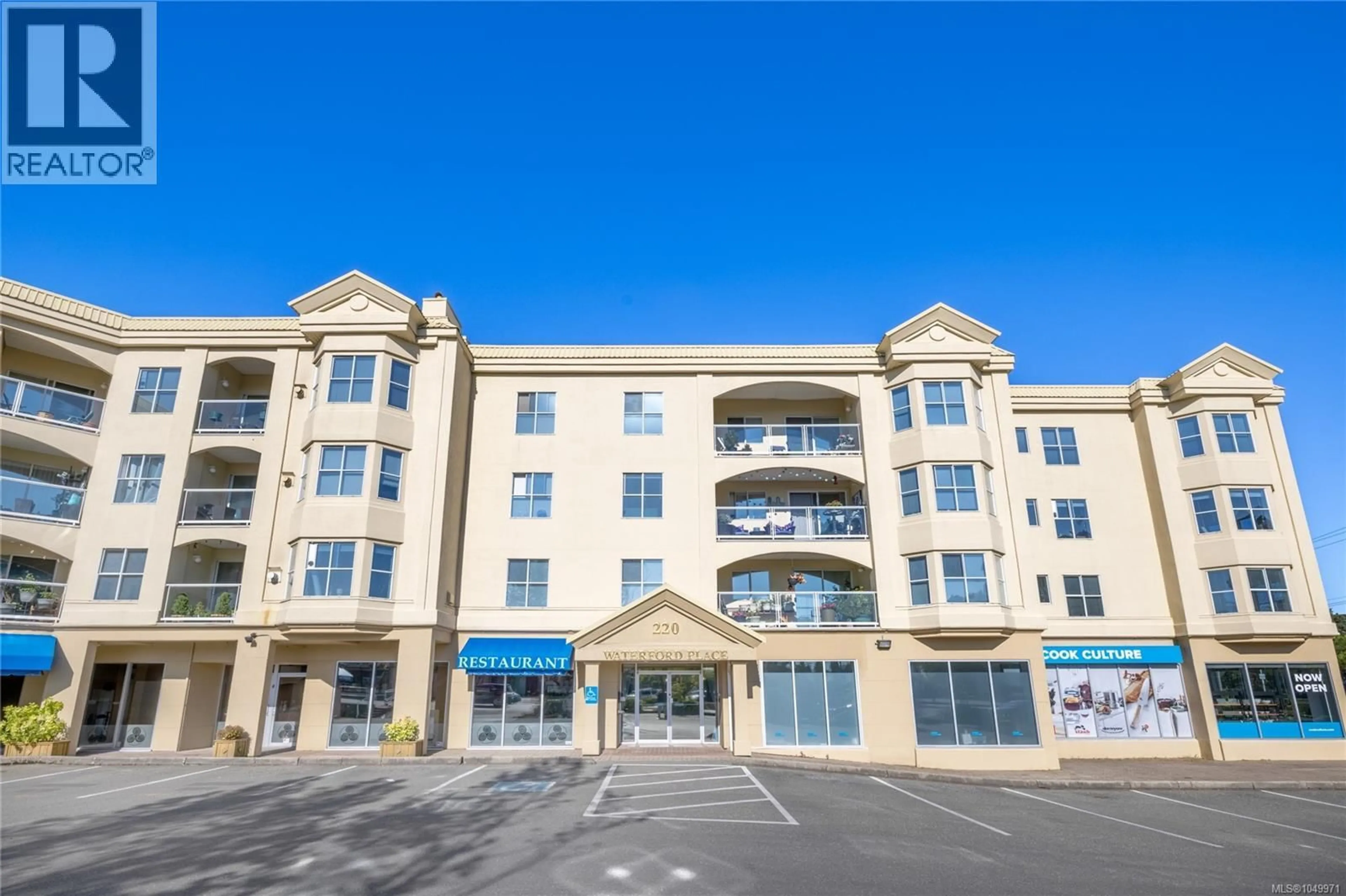 Indoor foyer for 405 - 220 ISLAND HIGHWAY WEST, Parksville British Columbia V9P2P3