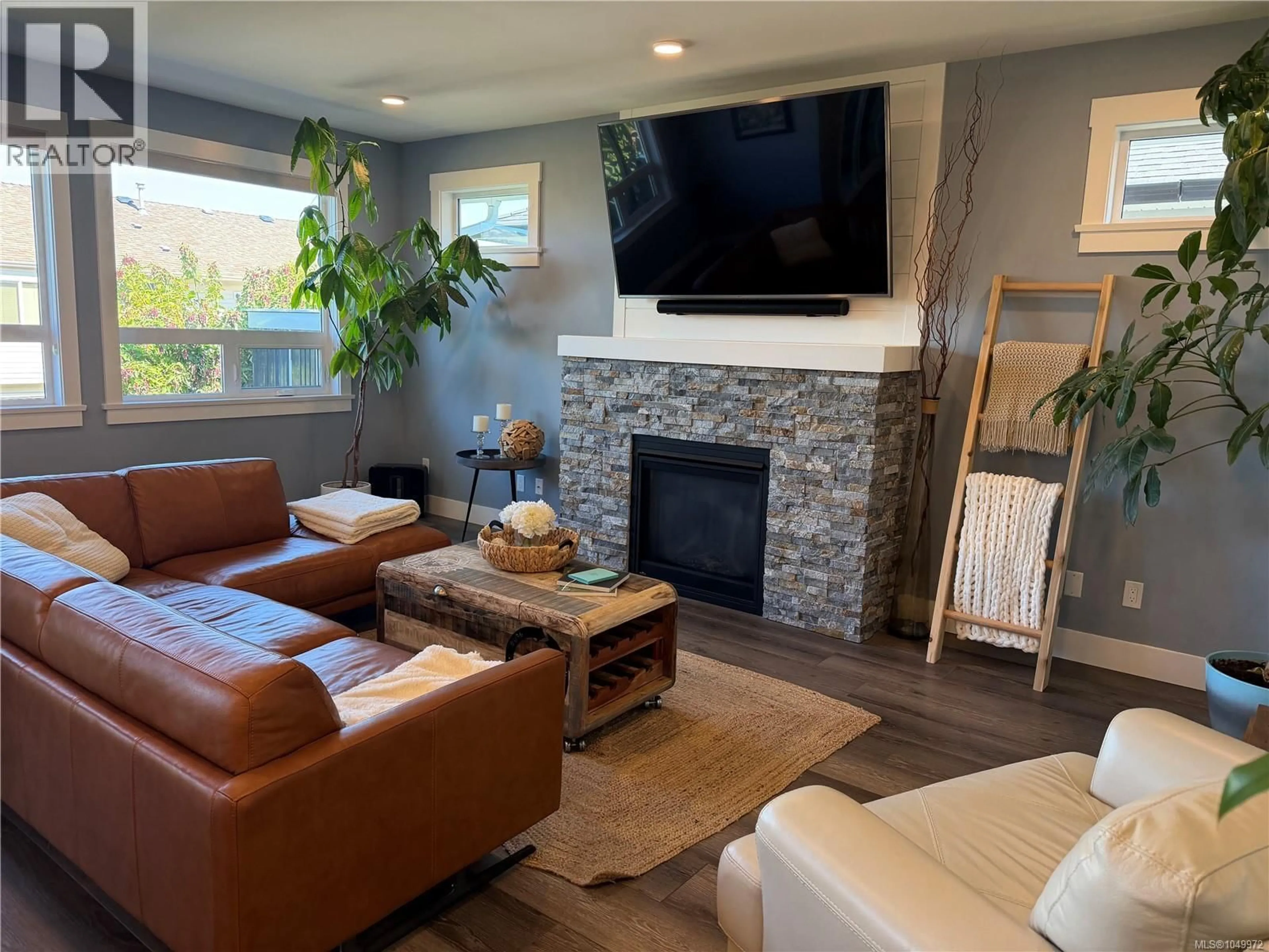 Living room with furniture, wood/laminate floor for 3 - 720 RUSSELL ROAD, Ladysmith British Columbia V9G1W4