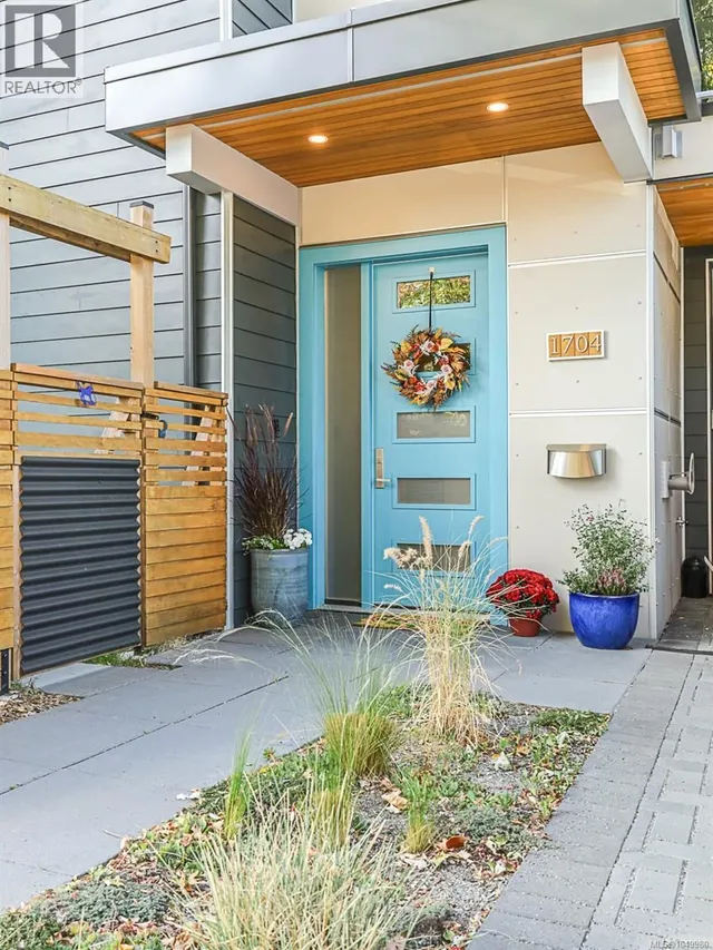1704 CORONATION AVENUE, Victoria 1