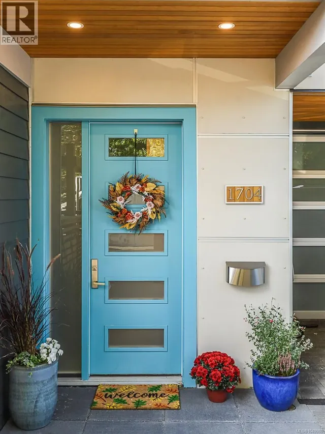1704 CORONATION AVENUE, Victoria 2