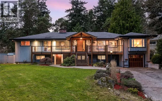 2881 PHYLLIS STREET, Saanich 2